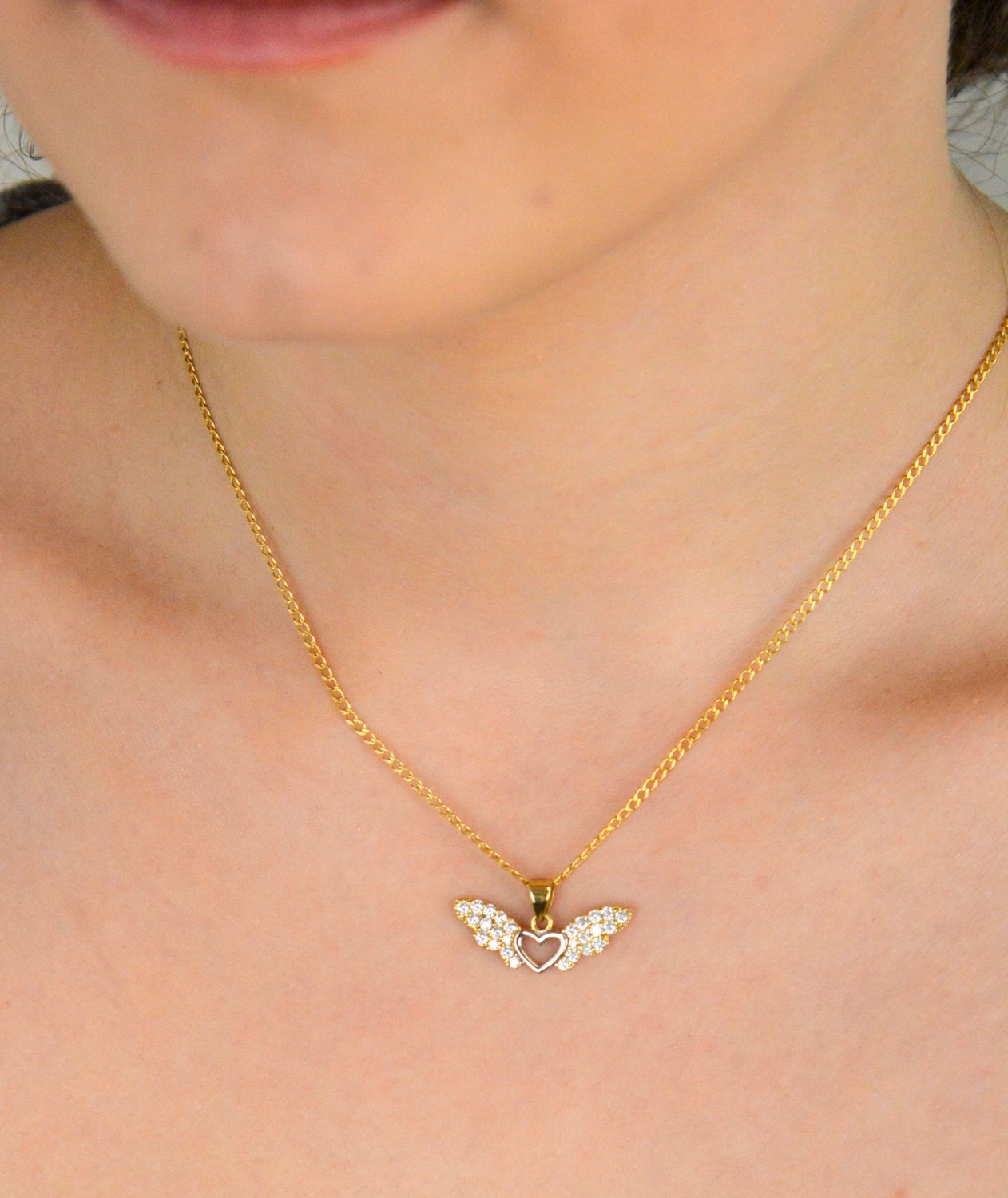 Złota zawieszka serce ze skrzydłami ozdobione cyrkonią próba 333, DIA-ZAW-1553-333. Podkreśl swoją wyjątkowość z naszą złotą zawieszką w kształcie serca ze skrzydłami, która 1.jpg