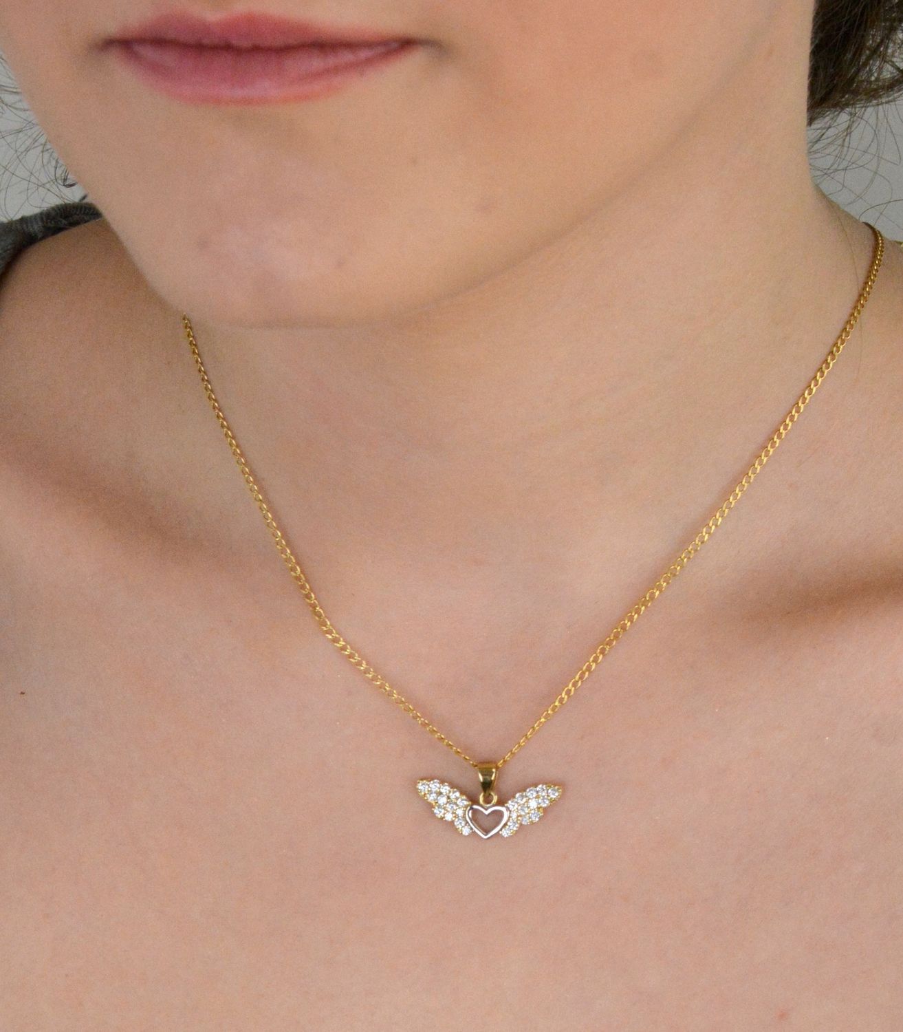 Złota zawieszka serce ze skrzydłami ozdobione cyrkonią próba 333, DIA-ZAW-1553-333. Podkreśl swoją wyjątkowość z naszą złotą zawieszką w kształcie serca ze skrzydłami, która 1.jpg