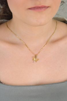 Złota zawieszka Ważka z cyrkonią próba 333, DIA-ZAW-1554-333 Elegancka złota zawieszka w kształcie ważki, ozdobiona subtelną cyrkonią, wykonana z wysokiej jakości złota próby 333 (1).JPG