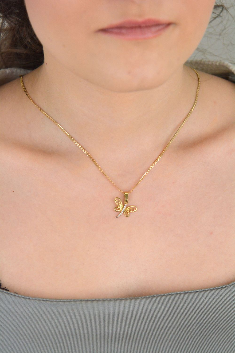 Złota zawieszka Ważka z cyrkonią próba 333, DIA-ZAW-1554-333 Elegancka złota zawieszka w kształcie ważki, ozdobiona subtelną cyrkonią, wykonana z wysokiej jakości złota próby 333 1.jpg