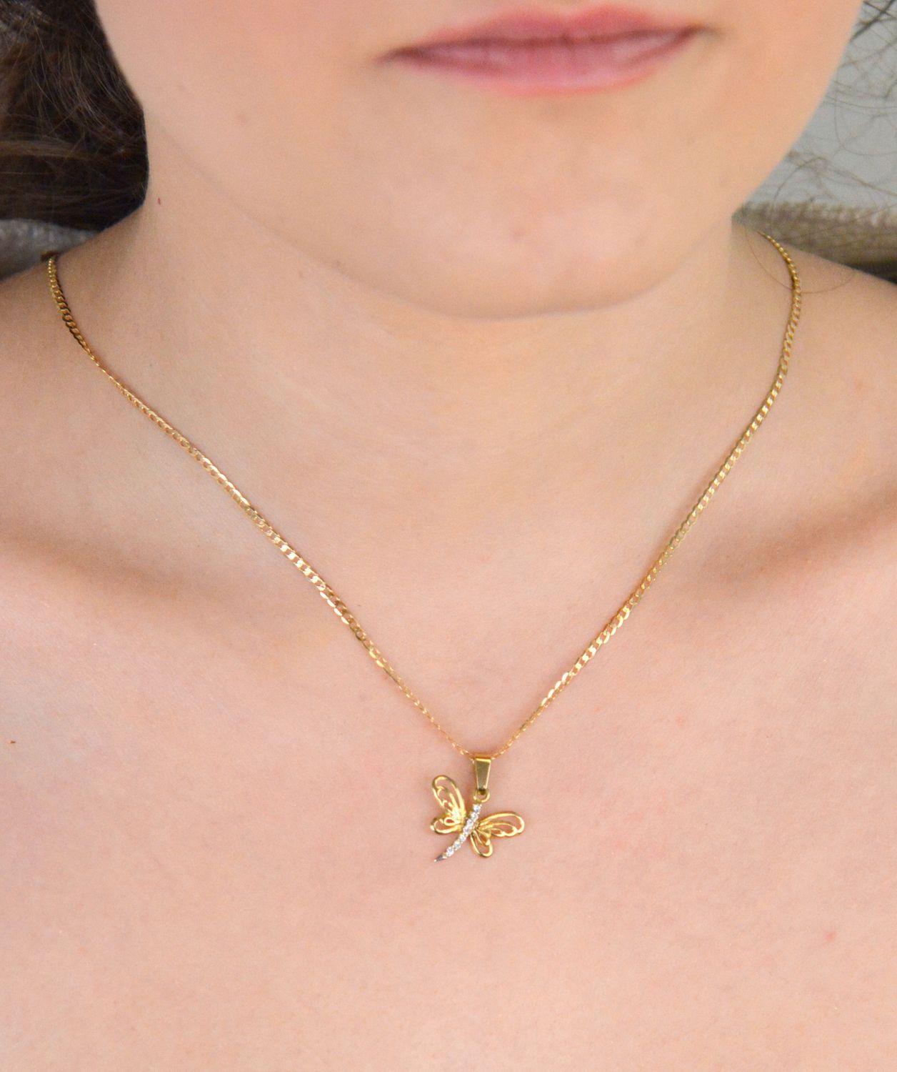 Złota zawieszka Ważka z cyrkonią próba 333, DIA-ZAW-1554-333 Elegancka złota zawieszka w kształcie ważki, ozdobiona subtelną cyrkonią, wykonana z wysokiej jakości złota próby 333 1.jpg