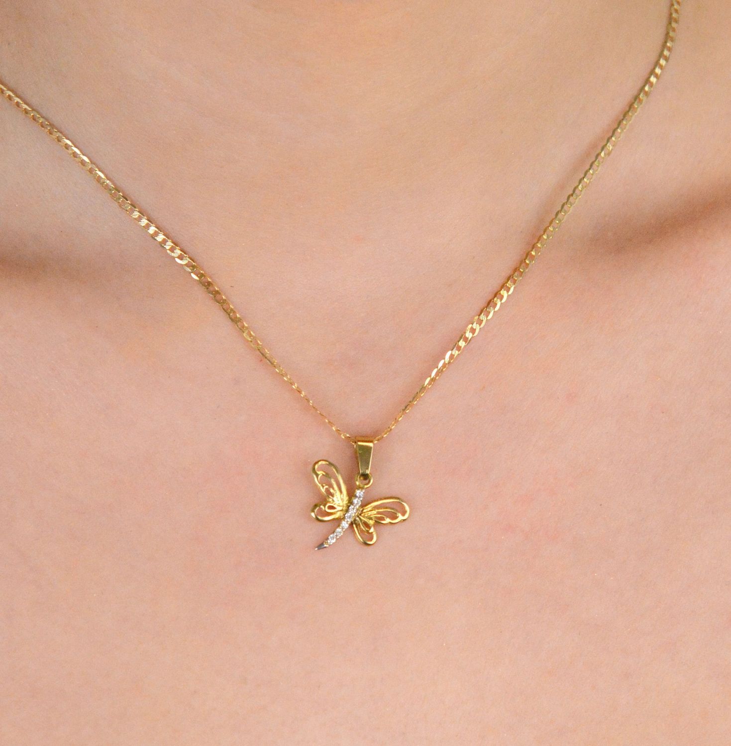 Złota zawieszka Ważka z cyrkonią próba 333, DIA-ZAW-1554-333 Elegancka złota zawieszka w kształcie ważki, ozdobiona subtelną cyrkonią, wykonana z wysokiej jakości złota próby 333 1.jpg