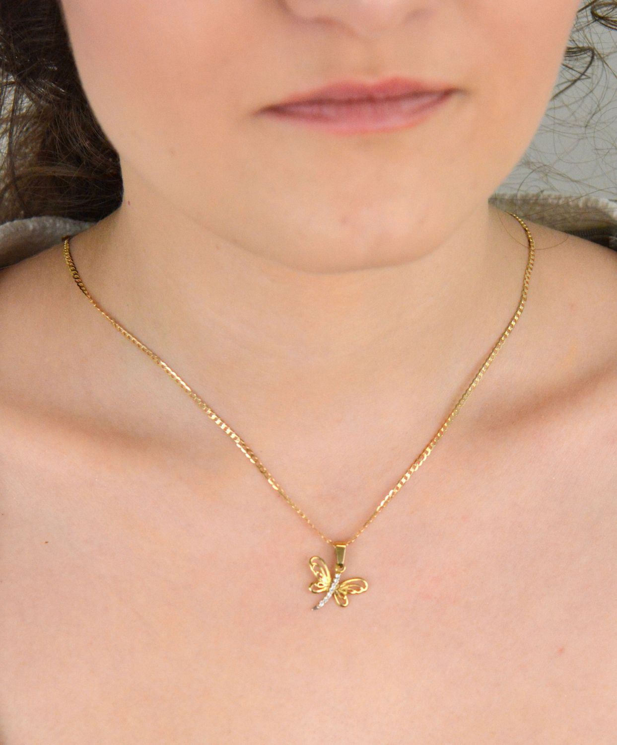 Złota zawieszka Ważka z cyrkonią próba 333, DIA-ZAW-1554-333 Elegancka złota zawieszka w kształcie ważki, ozdobiona subtelną cyrkonią, wykonana z wysokiej jakości złota próby 333 1.jpg