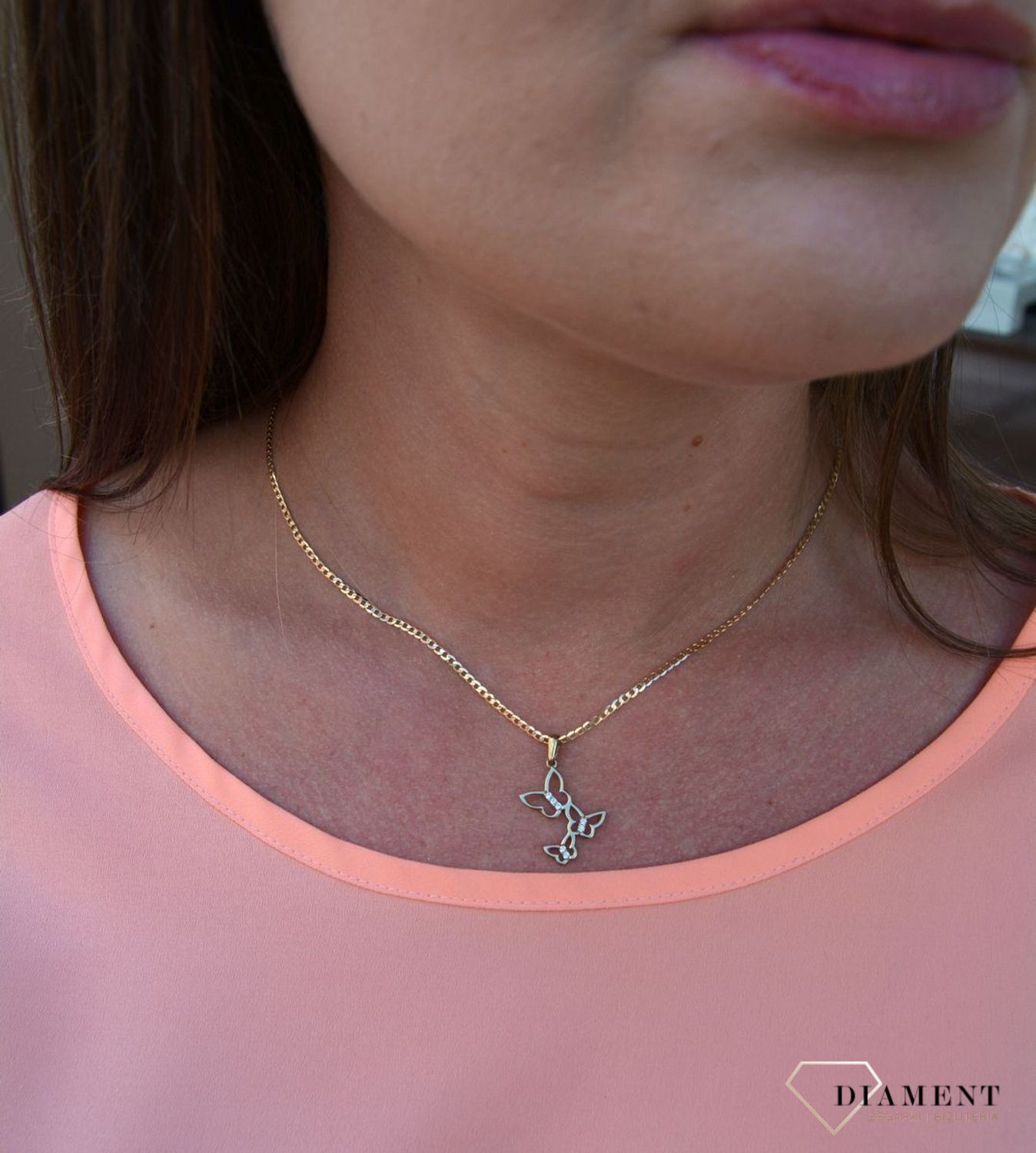 Zawieszka motylki próby 333 DIA-ZAW-1556-333. Złoty wisiorek w kształcie trzech motylków z cyrkoniami. Wisiorek ten to idealny pomysł na prezent, którym wyjawimy swoje uczucia..jpg