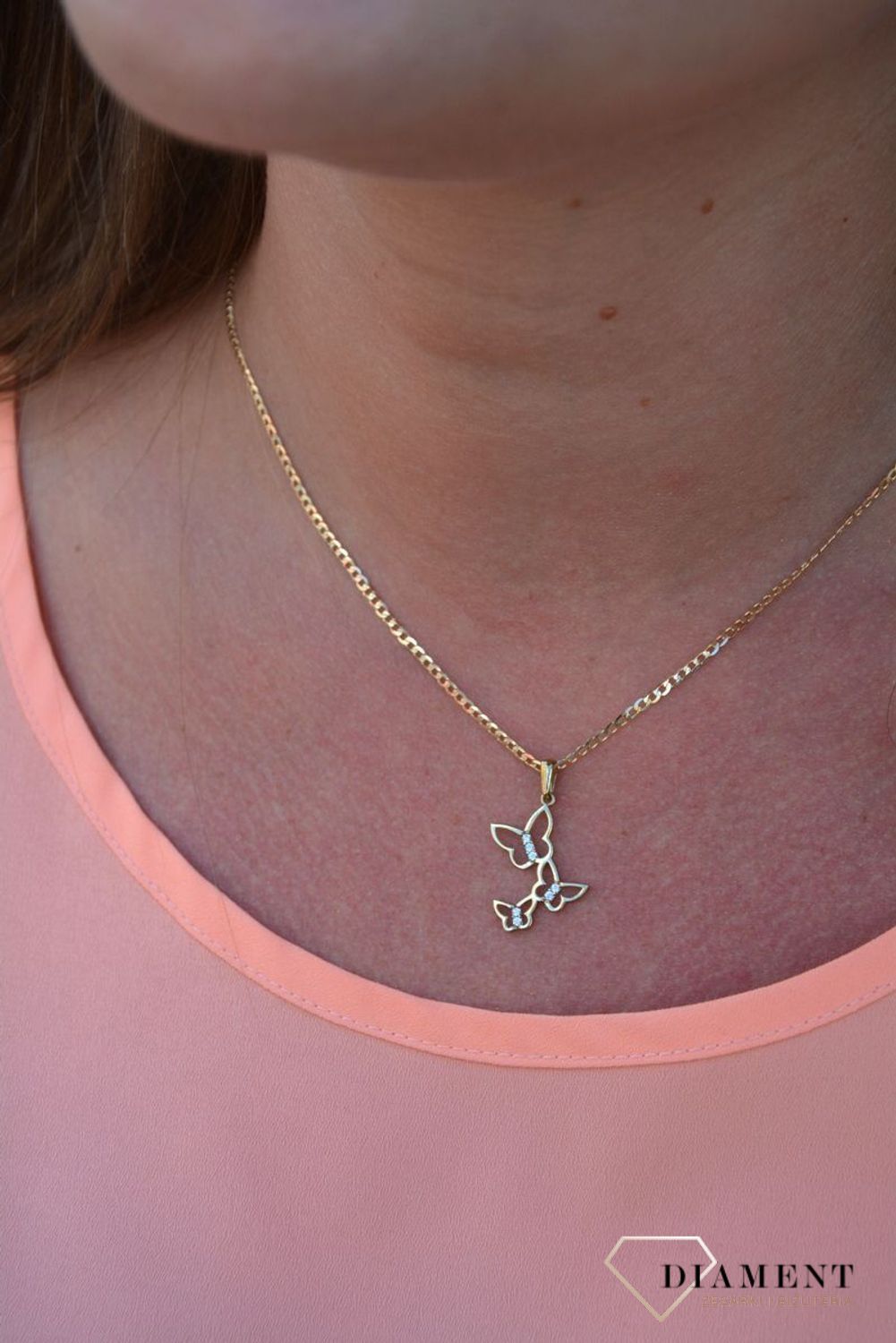 Zawieszka motylki próby 333 DIA-ZAW-1556-333. Złoty wisiorek w kształcie trzech motylków z cyrkoniami. Wisiorek ten to idealny pomysł na prezent, którym wyjawimy swoje uczucia..jpg