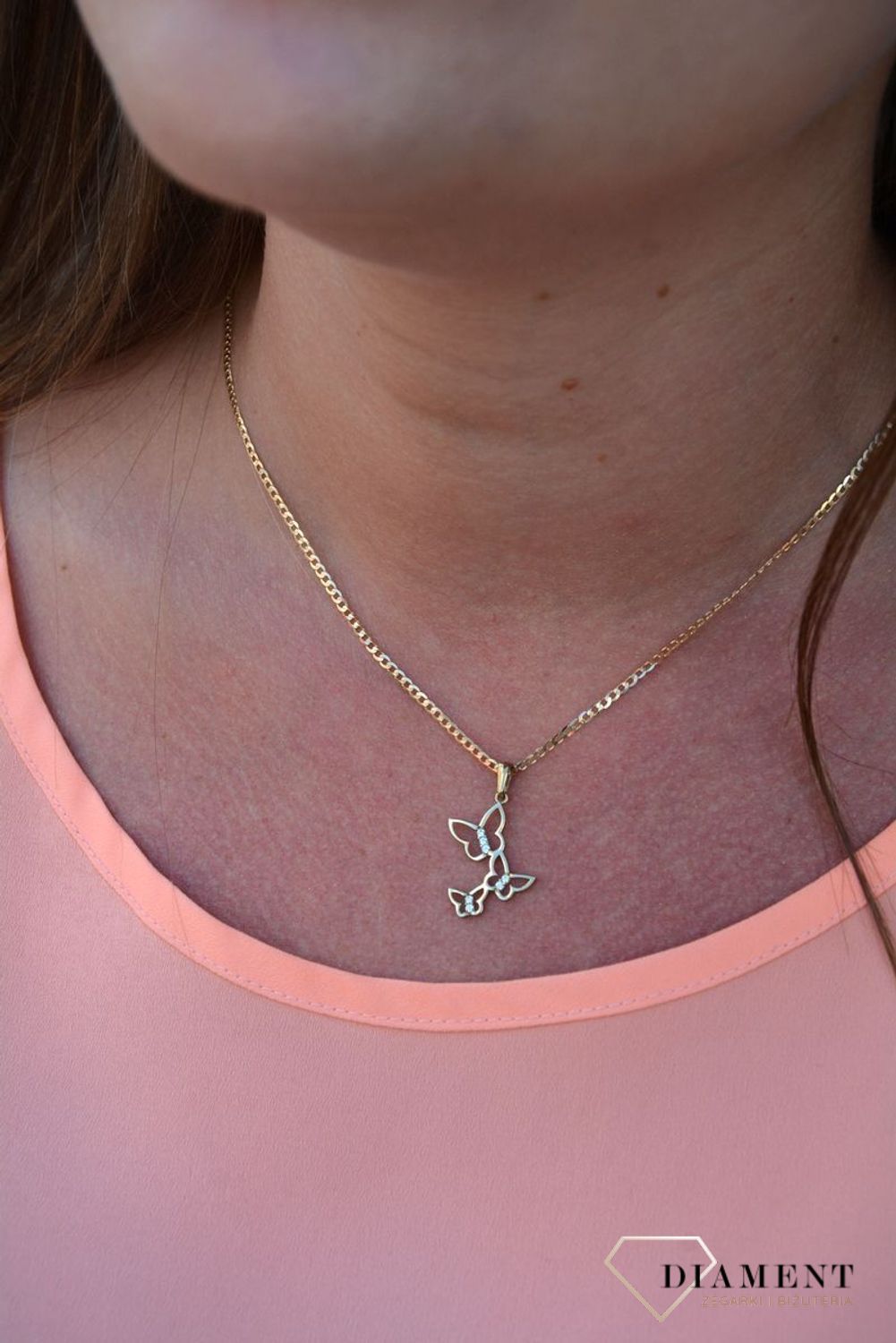 Zawieszka motylki próby 333 DIA-ZAW-1556-333. Złoty wisiorek w kształcie trzech motylków z cyrkoniami. Wisiorek ten to idealny pomysł na prezent, którym wyjawimy swoje uczucia..jpg