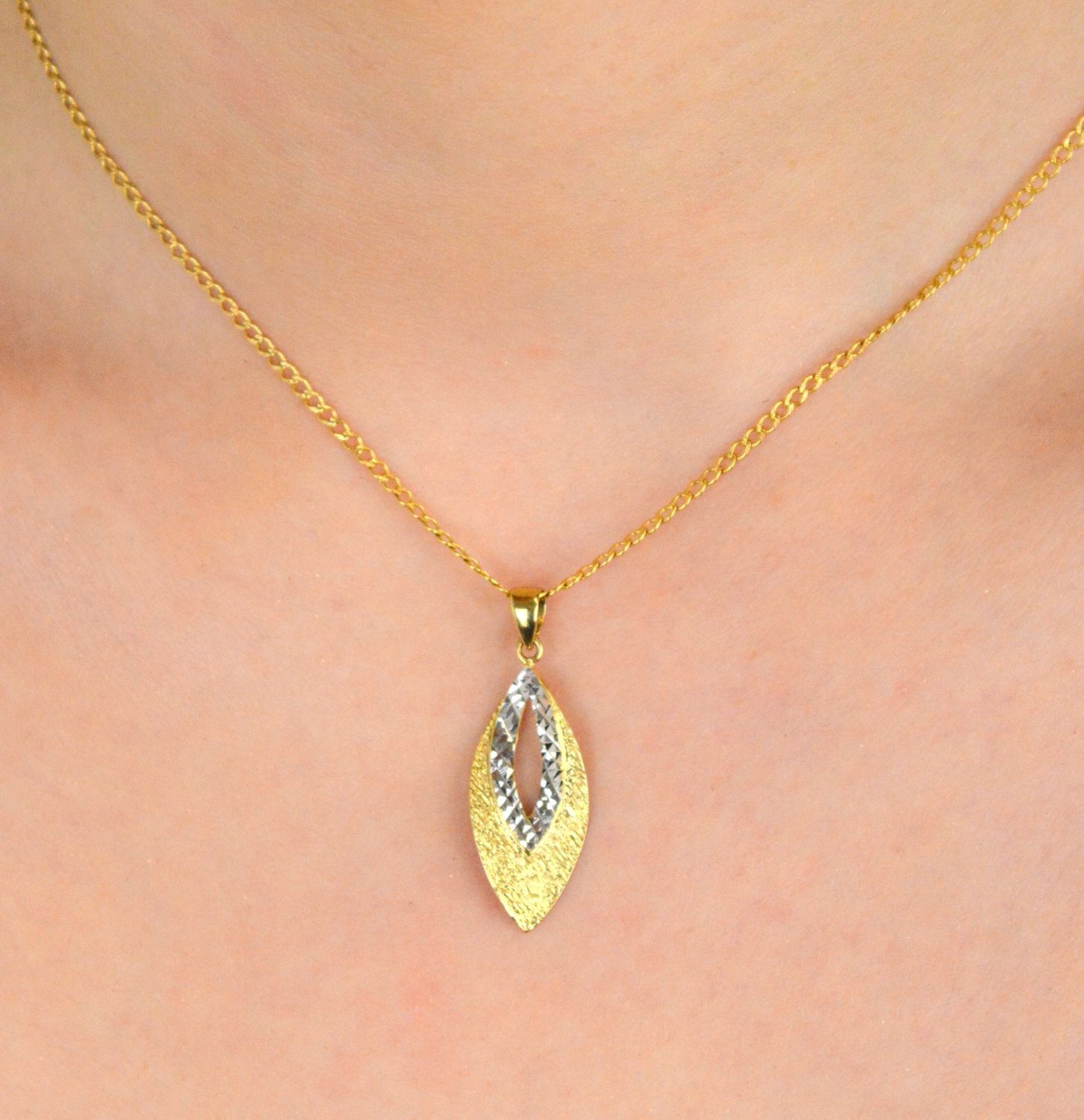 Zawieszka złota łezka zdobiona białym złotem próba 333, DIA-ZAW-1558-333 Elegancka złota zawieszka w kształcie łezki, ozdobiona subtelnym grawerem matowym i białym złotem. 1.jpg