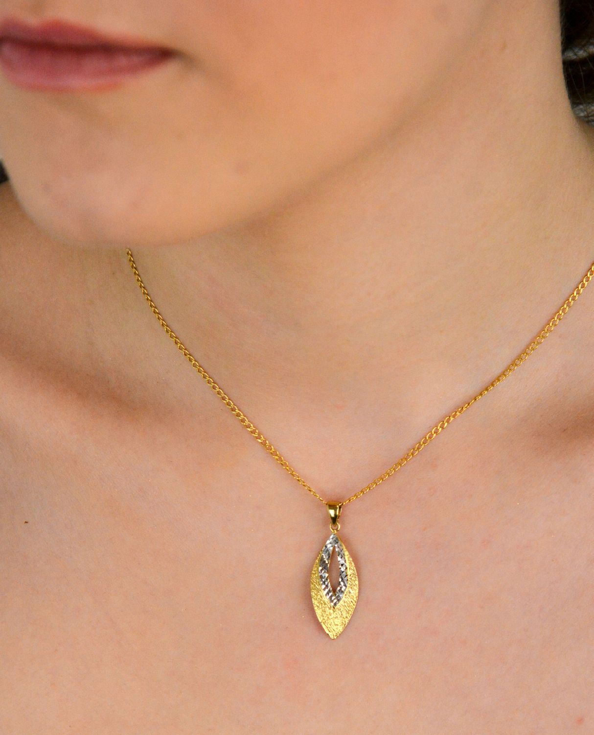 Zawieszka złota łezka zdobiona białym złotem próba 333, DIA-ZAW-1558-333 Elegancka złota zawieszka w kształcie łezki, ozdobiona subtelnym grawerem matowym i białym złotem. 1.jpg