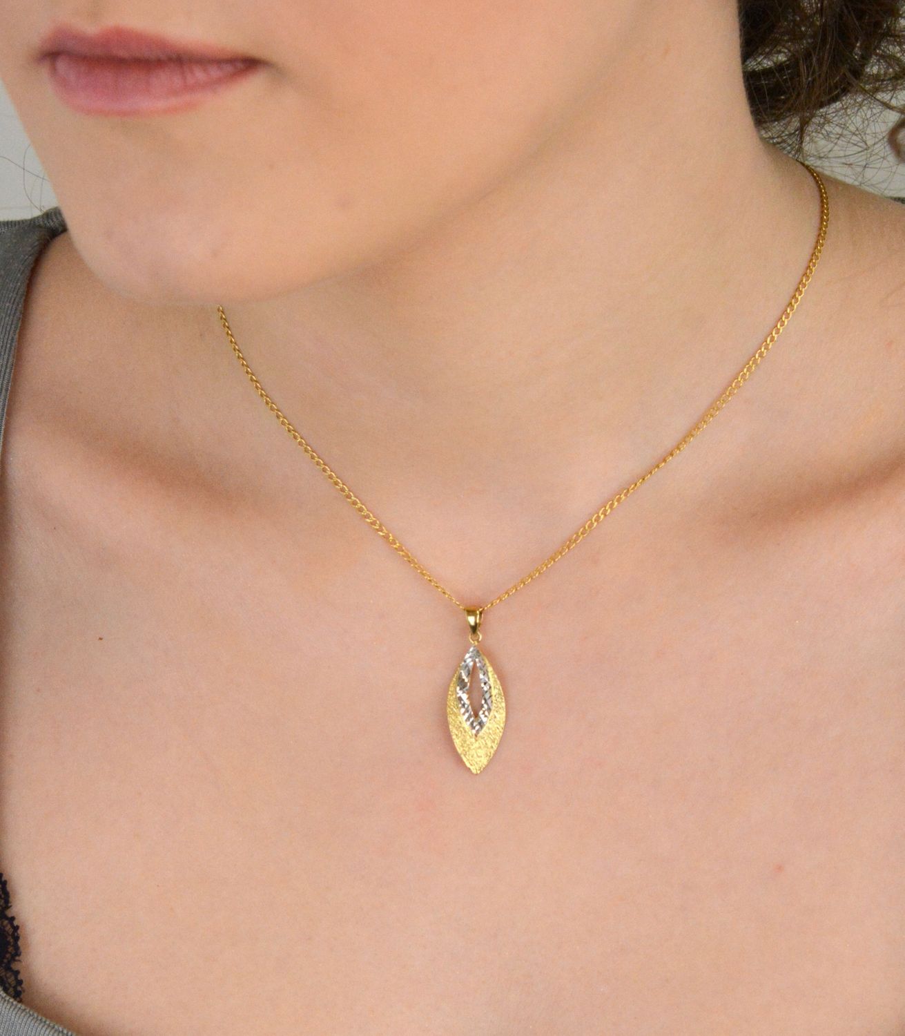 Zawieszka złota łezka zdobiona białym złotem próba 333, DIA-ZAW-1558-333 Elegancka złota zawieszka w kształcie łezki, ozdobiona subtelnym grawerem matowym i białym złotem. 1.jpg