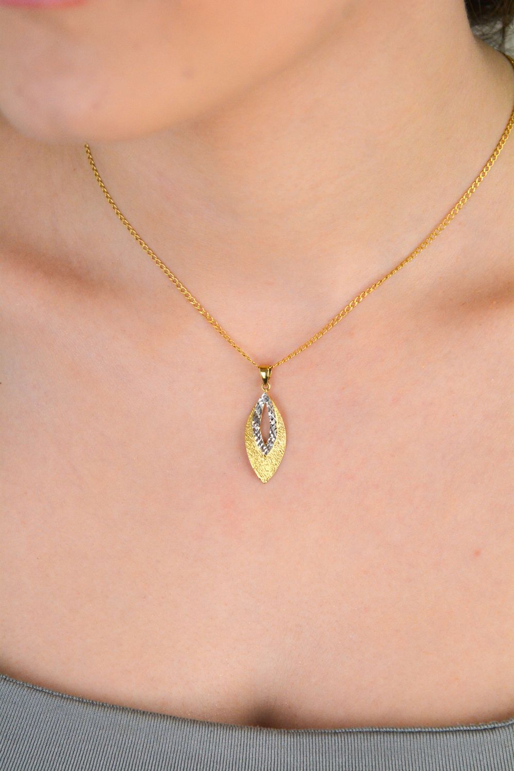 Zawieszka złota łezka zdobiona białym złotem próba 333, DIA-ZAW-1558-333 Elegancka złota zawieszka w kształcie łezki, ozdobiona subtelnym grawerem matowym i białym złotem. 1.jpg