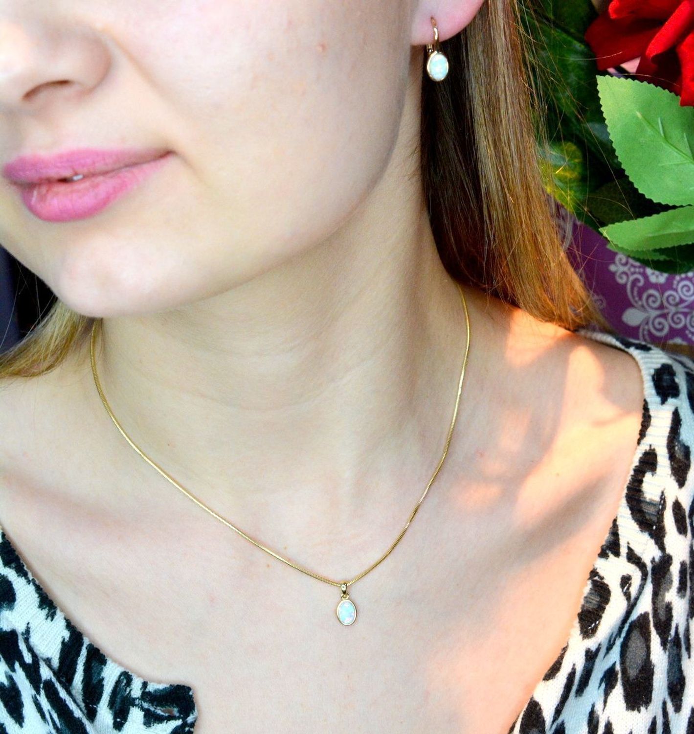 Złota zawieszka 585  z opalem DIA-ZAW-156.100Z-585.  Złota zawieszka w ponadczasowym kształcie o ciekawej i ponadczasowej formie. Złoty wisiorek w ponadczasowym kształcie owalu ozdobiony kamieniem opal..jpg