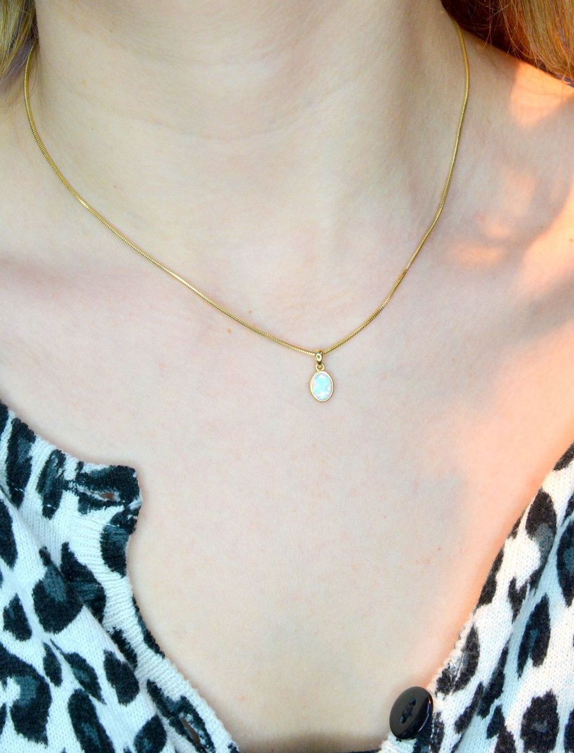 Złota zawieszka 585  z opalem DIA-ZAW-156.100Z-585.  Złota zawieszka w ponadczasowym kształcie o ciekawej i ponadczasowej formie. Złoty wisiorek w ponadczasowym kształcie owalu ozdobiony kamieniem opal..jpg