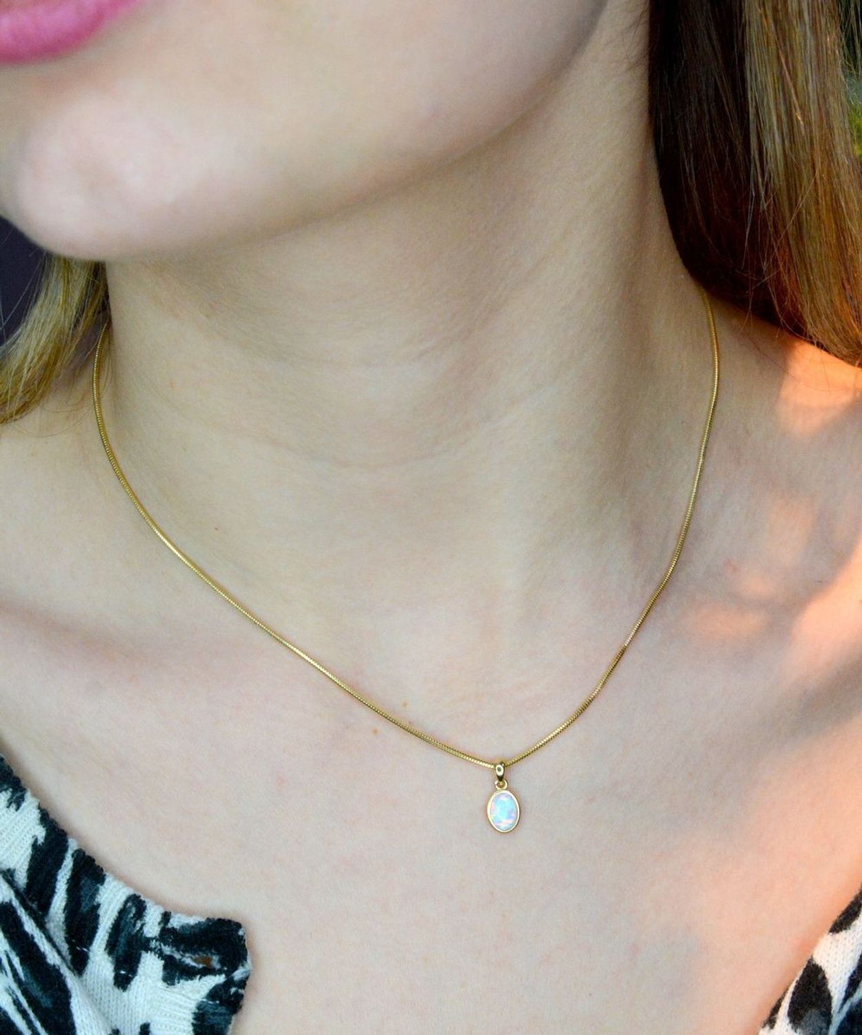 Złota zawieszka 585  z opalem DIA-ZAW-156.100Z-585.  Złota zawieszka w ponadczasowym kształcie o ciekawej i ponadczasowej formie. Złoty wisiorek w ponadczasowym kształcie owalu ozdobiony kamieniem opal..jpg