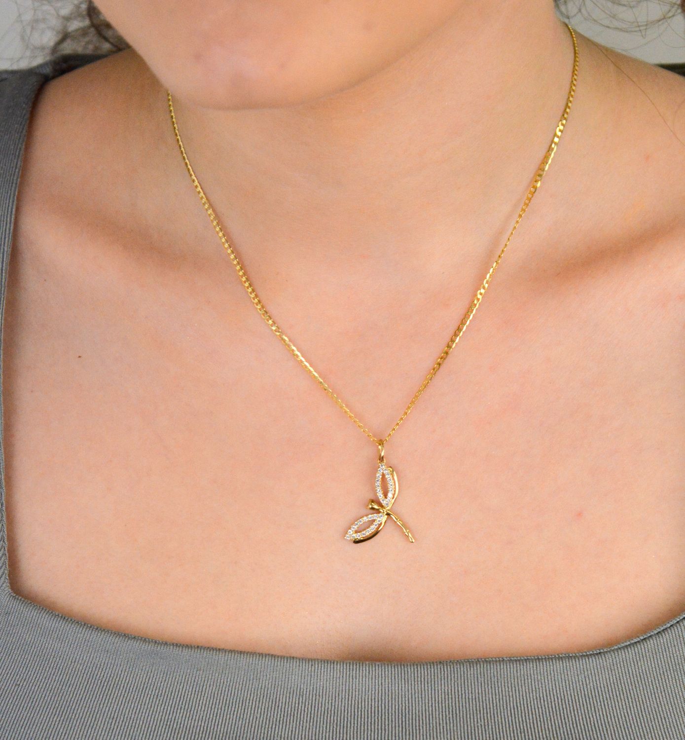 Złota zawieszka Ważka ozdobiona cyrkonią próba 333, DIA-ZAW-1561-333. Ważki to wyjątkowy symbol lekkości i piękna. Ozdobiona lśniącą cyrkonią, doskonale oddaje 1.jpg