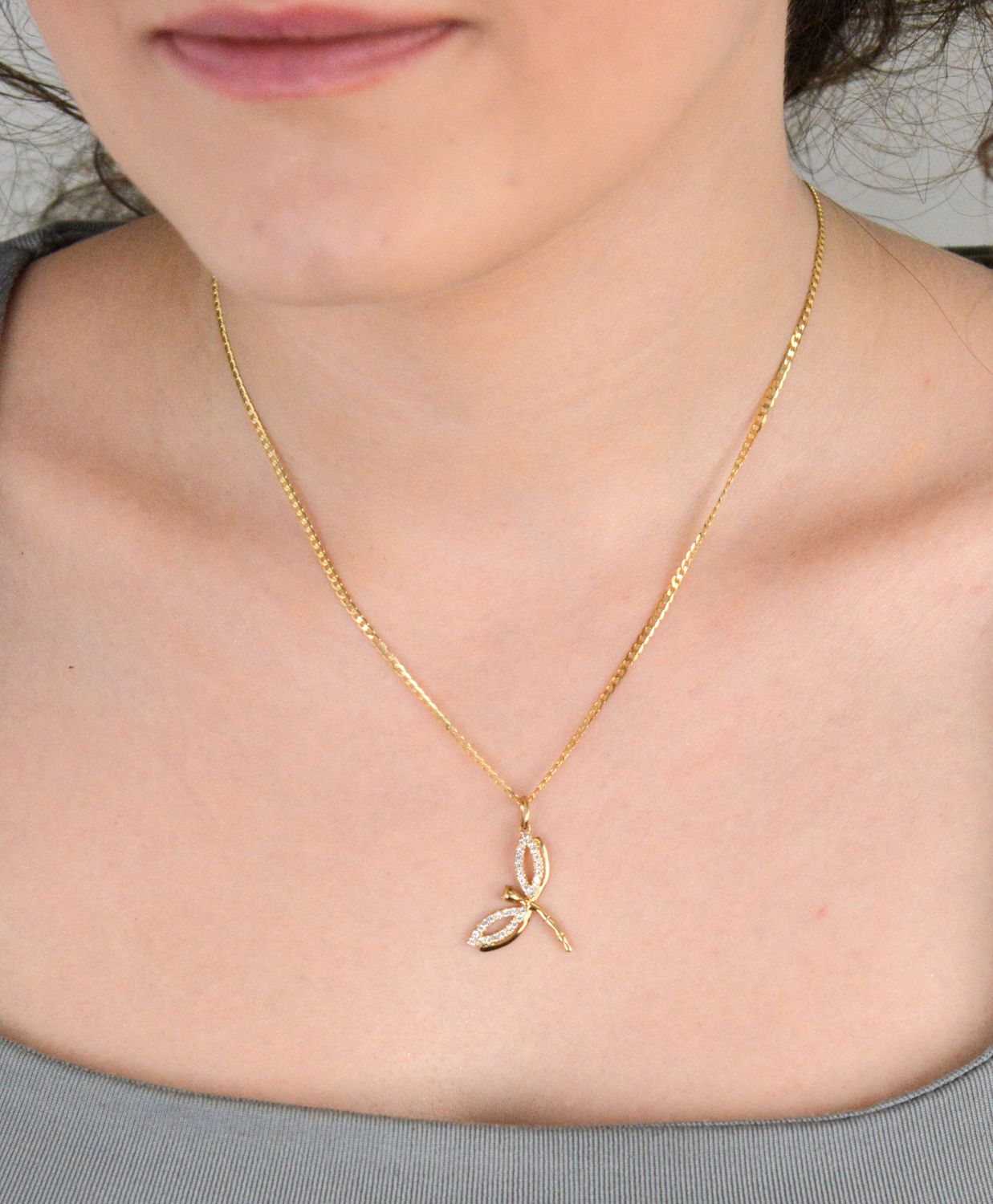 Złota zawieszka Ważka ozdobiona cyrkonią próba 333, DIA-ZAW-1561-333. Ważki to wyjątkowy symbol lekkości i piękna. Ozdobiona lśniącą cyrkonią, doskonale oddaje 1.jpg