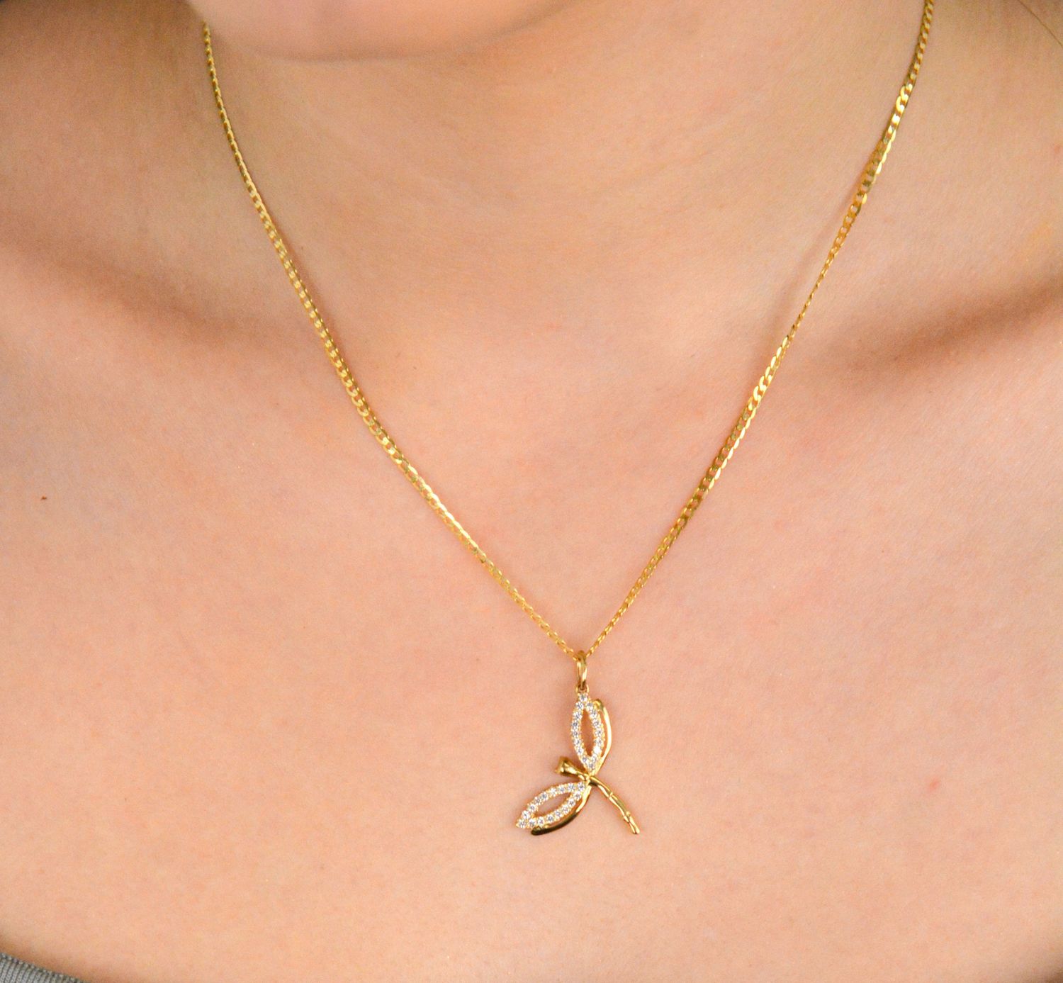 Złota zawieszka Ważka ozdobiona cyrkonią próba 333, DIA-ZAW-1561-333. Ważki to wyjątkowy symbol lekkości i piękna. Ozdobiona lśniącą cyrkonią, doskonale oddaje 1.jpg