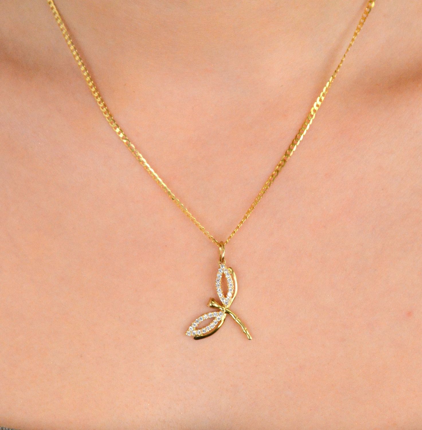 Złota zawieszka Ważka ozdobiona cyrkonią próba 333, DIA-ZAW-1561-333. Ważki to wyjątkowy symbol lekkości i piękna. Ozdobiona lśniącą cyrkonią, doskonale oddaje 1.jpg