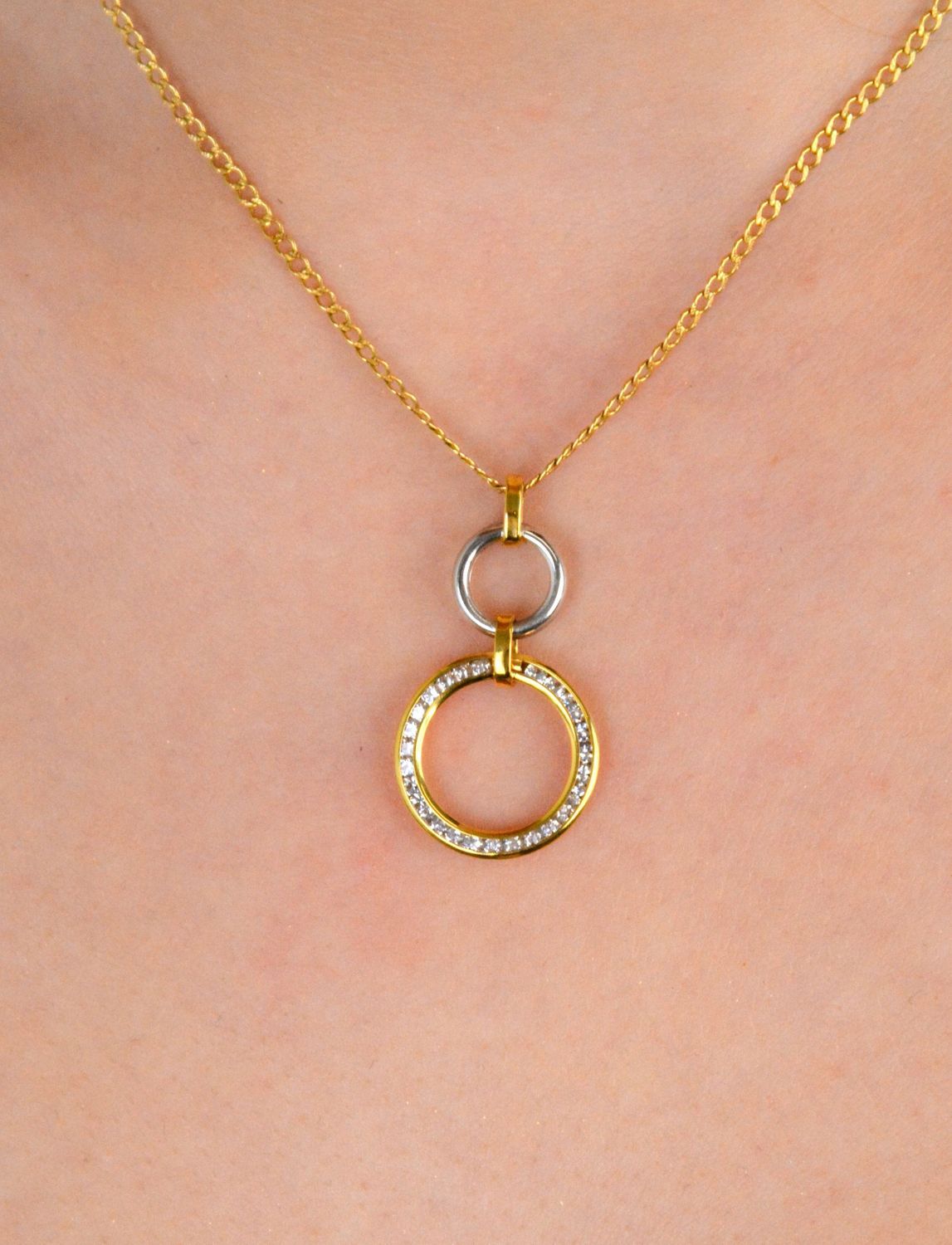 Zawieszka złota dwa kółeczka otwarte zdobione białym złotem i cyrkoniami próba 333, DIA-ZAW-1562-333 Elegancka złota zawieszka składająca się z dwóch otwartych kółeczek, zdobiona białym złotem 1.jpg