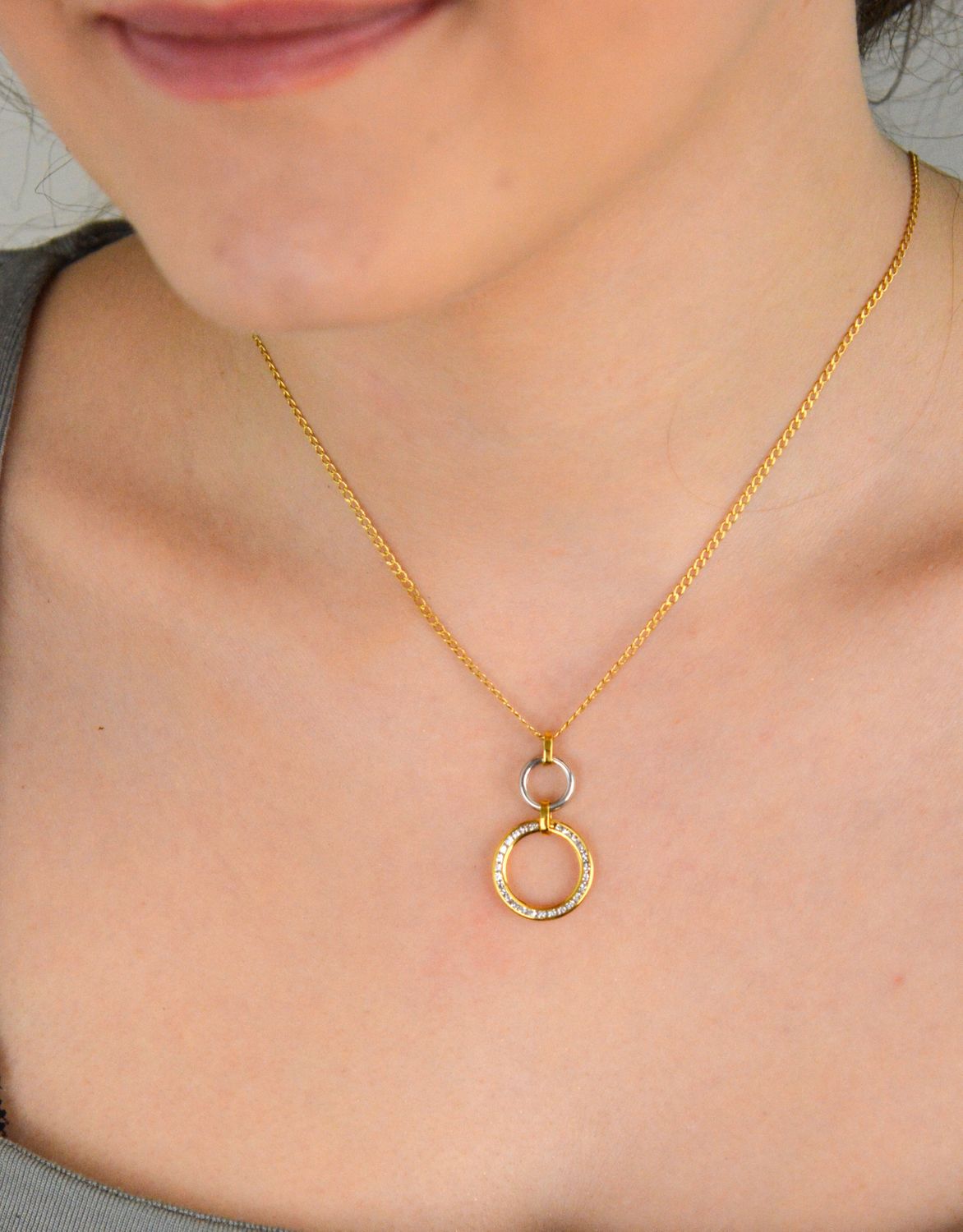 Zawieszka złota dwa kółeczka otwarte zdobione białym złotem i cyrkoniami próba 333, DIA-ZAW-1562-333 Elegancka złota zawieszka składająca się z dwóch otwartych kółeczek, zdobiona białym złotem 1.jpg