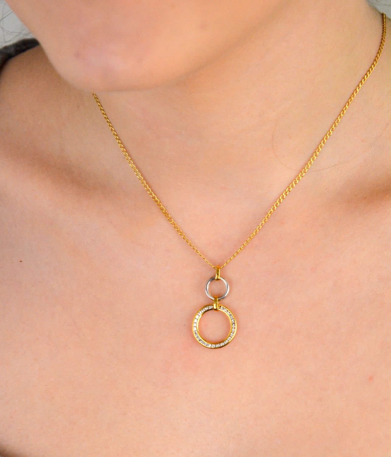 Zawieszka złota dwa kółeczka otwarte zdobione białym złotem i cyrkoniami próba 333, DIA-ZAW-1562-333 Elegancka złota zawieszka składająca się z dwóch otwartych kółeczek, zdobiona białym złotem 1.jpg