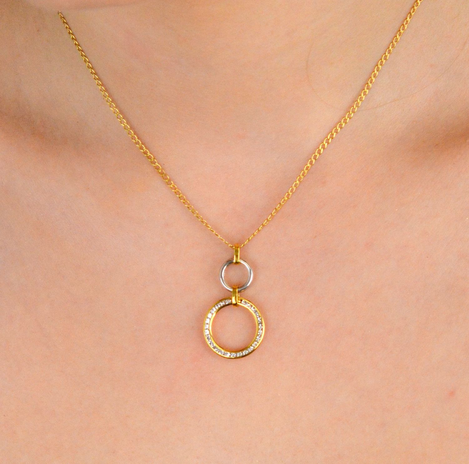Zawieszka złota dwa kółeczka otwarte zdobione białym złotem i cyrkoniami próba 333, DIA-ZAW-1562-333 Elegancka złota zawieszka składająca się z dwóch otwartych kółeczek, zdobiona białym złotem 1.jpg