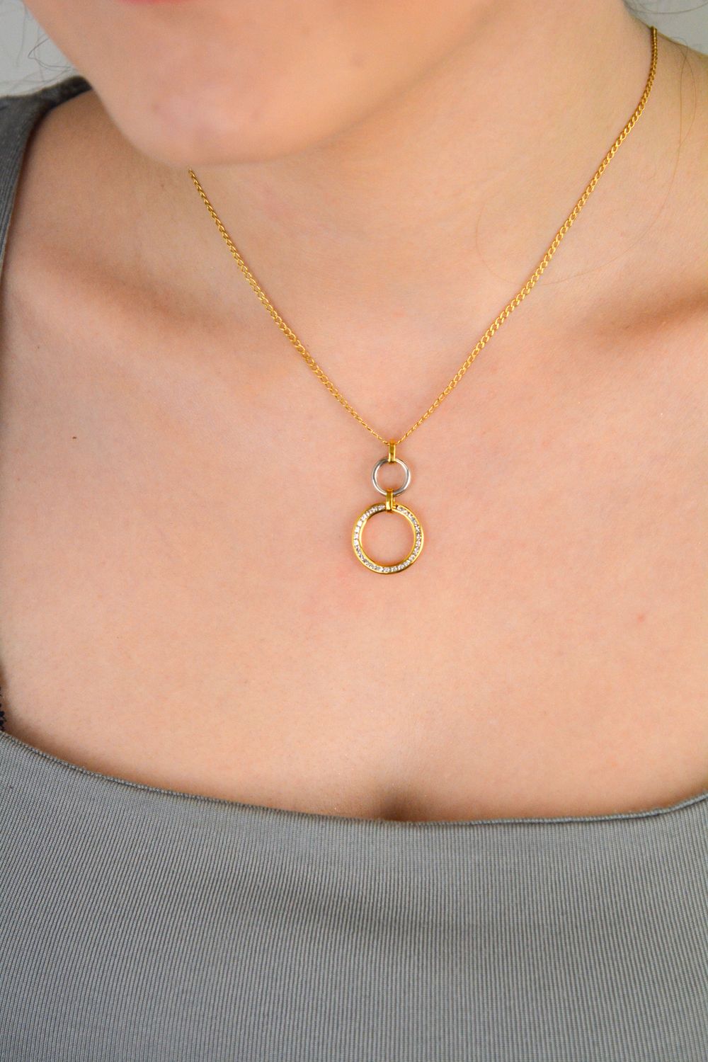 Zawieszka złota dwa kółeczka otwarte zdobione białym złotem i cyrkoniami próba 333, DIA-ZAW-1562-333 Elegancka złota zawieszka składająca się z dwóch otwartych kółeczek, zdobiona białym złotem 1.jpg