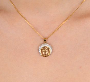 Zawieszka złota kółeczko zdobione różą i cyrkoniami próba 333, DIA-ZAW-1563-333 Elegancka złota zawieszka w kształcie kółeczka, ozdobiona różą i cyrkoniami. Idealna na prezent lub do codziennego noszenia. Zawieszka złot.JPG