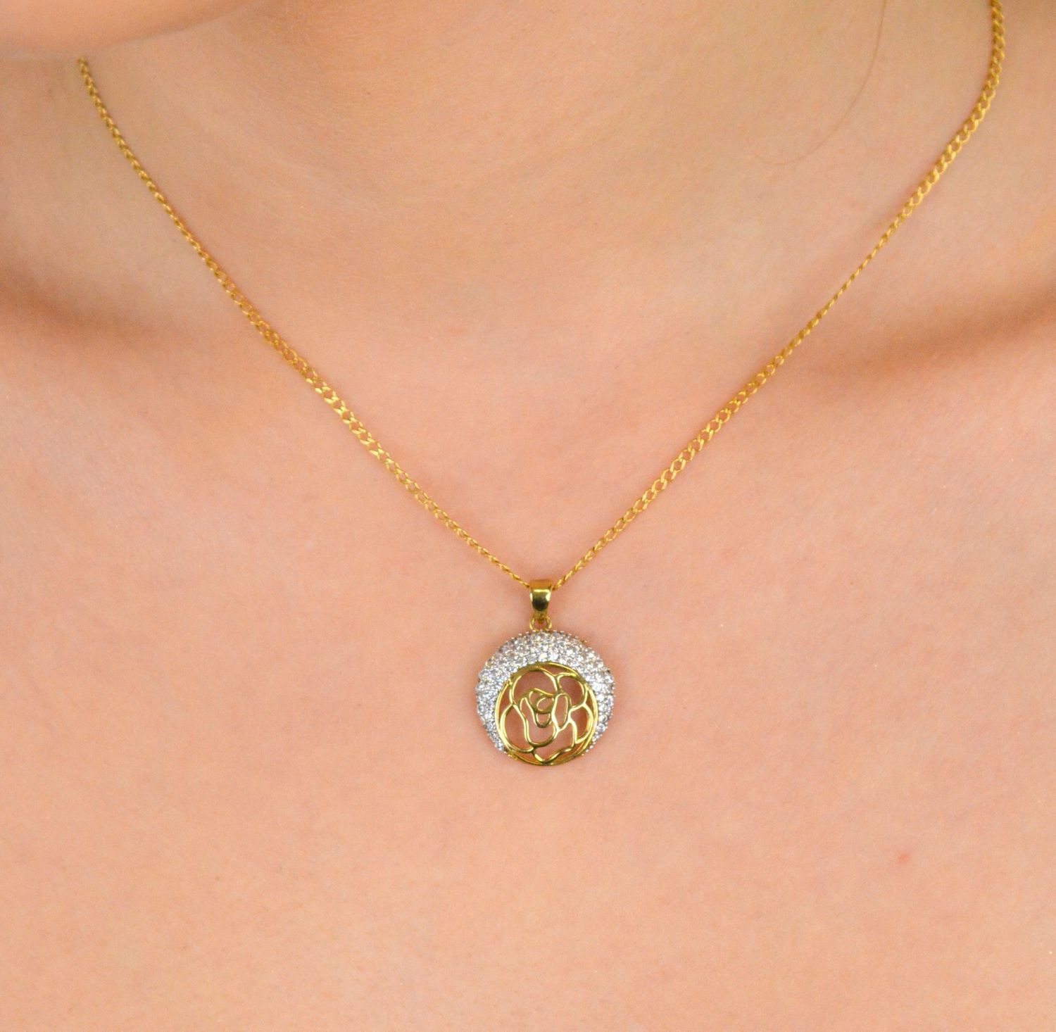 Zawieszka złota kółeczko zdobione różą i cyrkoniami próba 333, DIA-ZAW-1563-333 Elegancka złota zawieszka w kształcie kółeczka, ozdobiona piękną różą i błyszczącymi cyrkoniami. 1.jpg