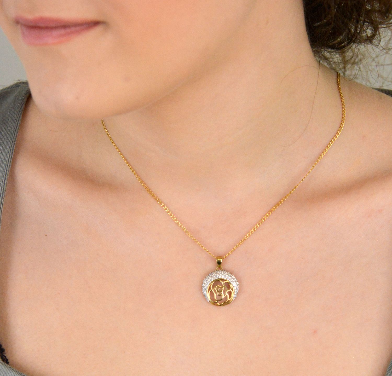 Zawieszka złota kółeczko zdobione różą i cyrkoniami próba 333, DIA-ZAW-1563-333 Elegancka złota zawieszka w kształcie kółeczka, ozdobiona piękną różą i błyszczącymi cyrkoniami. 1.jpg