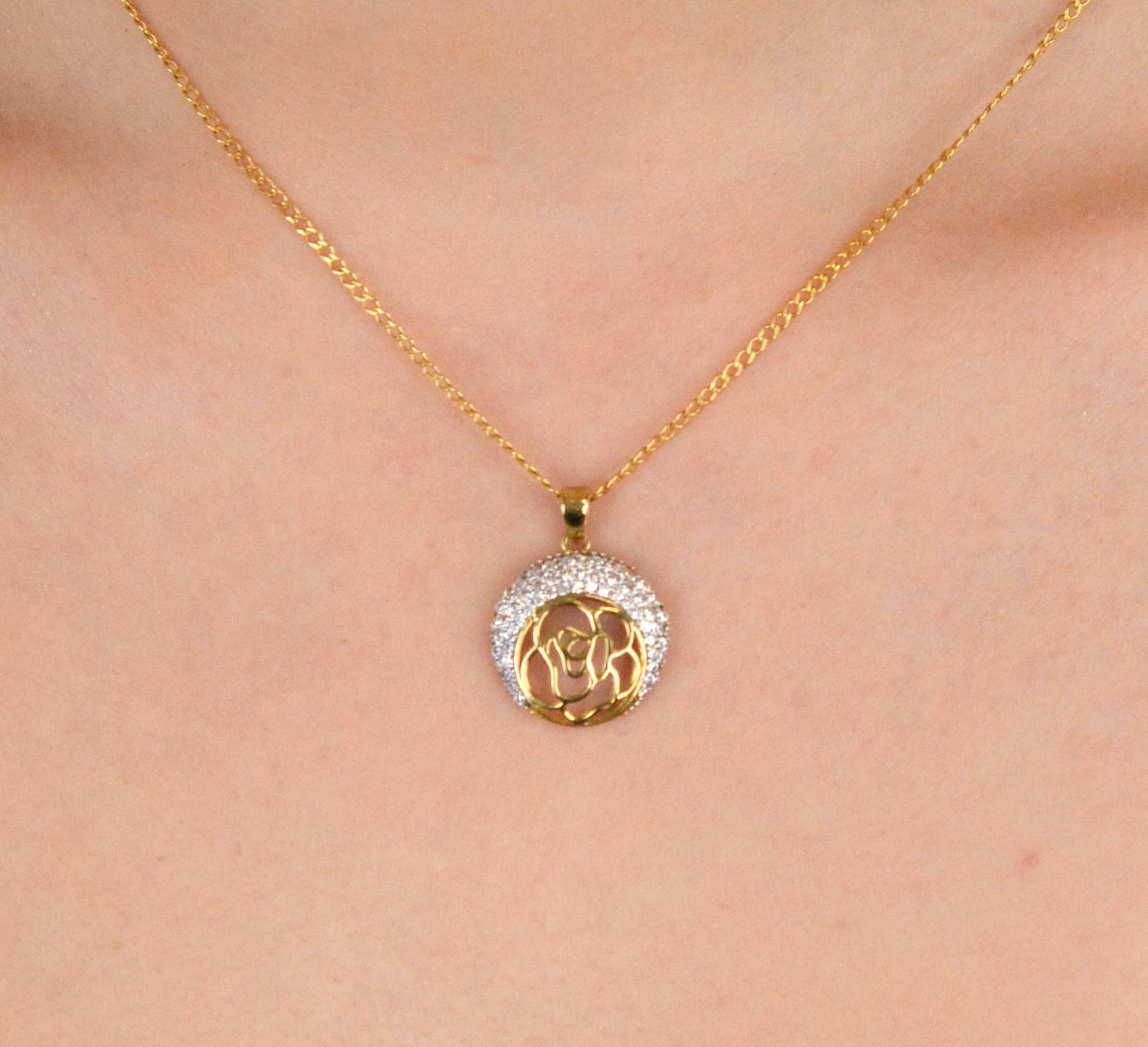 Zawieszka złota kółeczko zdobione różą i cyrkoniami próba 333, DIA-ZAW-1563-333 Elegancka złota zawieszka w kształcie kółeczka, ozdobiona piękną różą i błyszczącymi cyrkoniami. 1.jpg