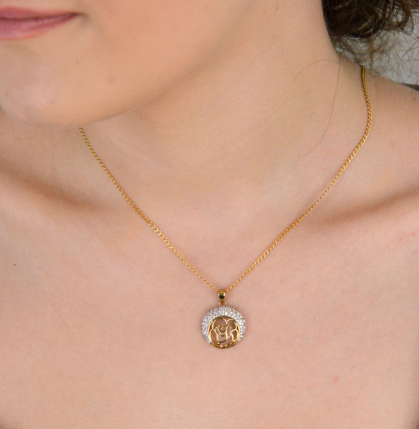 Zawieszka złota kółeczko zdobione różą i cyrkoniami próba 333, DIA-ZAW-1563-333 Elegancka złota zawieszka w kształcie kółeczka, ozdobiona piękną różą i błyszczącymi cyrkoniami. 1.jpg