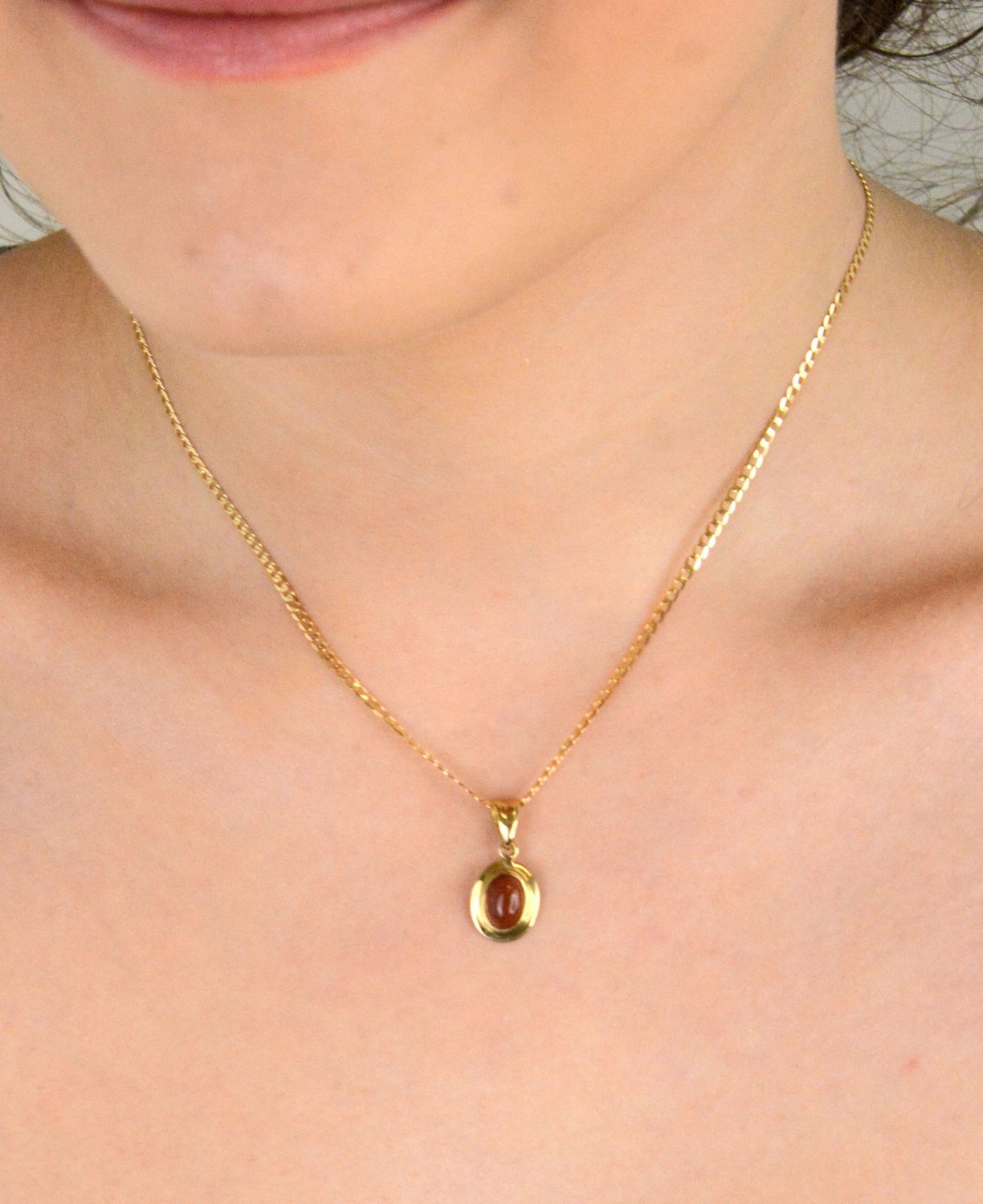 Złota zawieszka z piaskiem pustyni próba 333, DIA-ZAW-1564-333. Zachwycająca zawieszka z wyjątkowym kamieniem piaskiem pustyni, który mieni się tysiącem złotych refleksów. 1.jpg