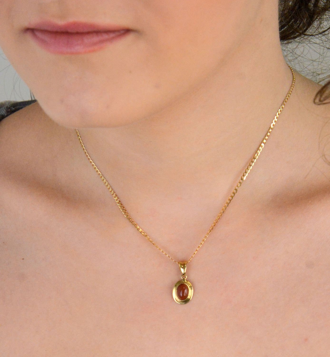 Złota zawieszka z piaskiem pustyni próba 333, DIA-ZAW-1564-333. Zachwycająca zawieszka z wyjątkowym kamieniem piaskiem pustyni, który mieni się tysiącem złotych refleksów. 1.jpg