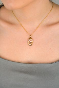 Zawieszka złota prostokątna zdobiona cyrkoniami próba 333, DIA-ZAW-1572-333 Elegancka złota zawieszka w kształcie prostokąta, ozdobiona błyszczącymi cyrkoniami (1).JPG