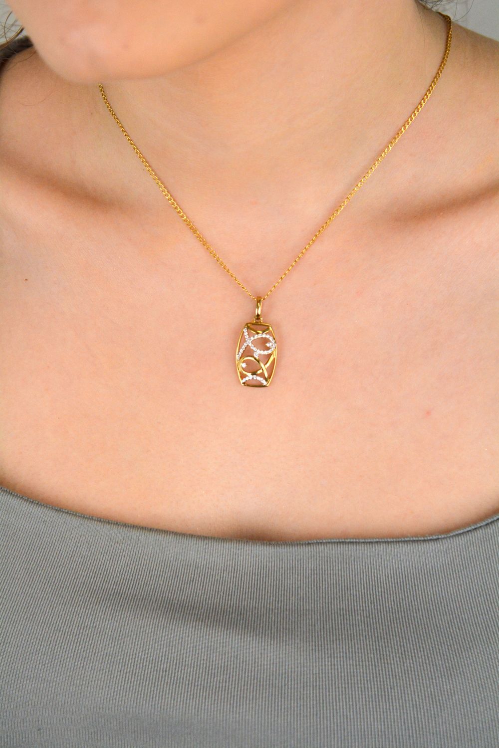 Zawieszka złota prostokątna zdobiona cyrkoniami próba 333, DIA-ZAW-1572-333 Elegancka złota zawieszka w kształcie prostokąta, ozdobiona błyszczącymi cyrkoniami.1.jpg