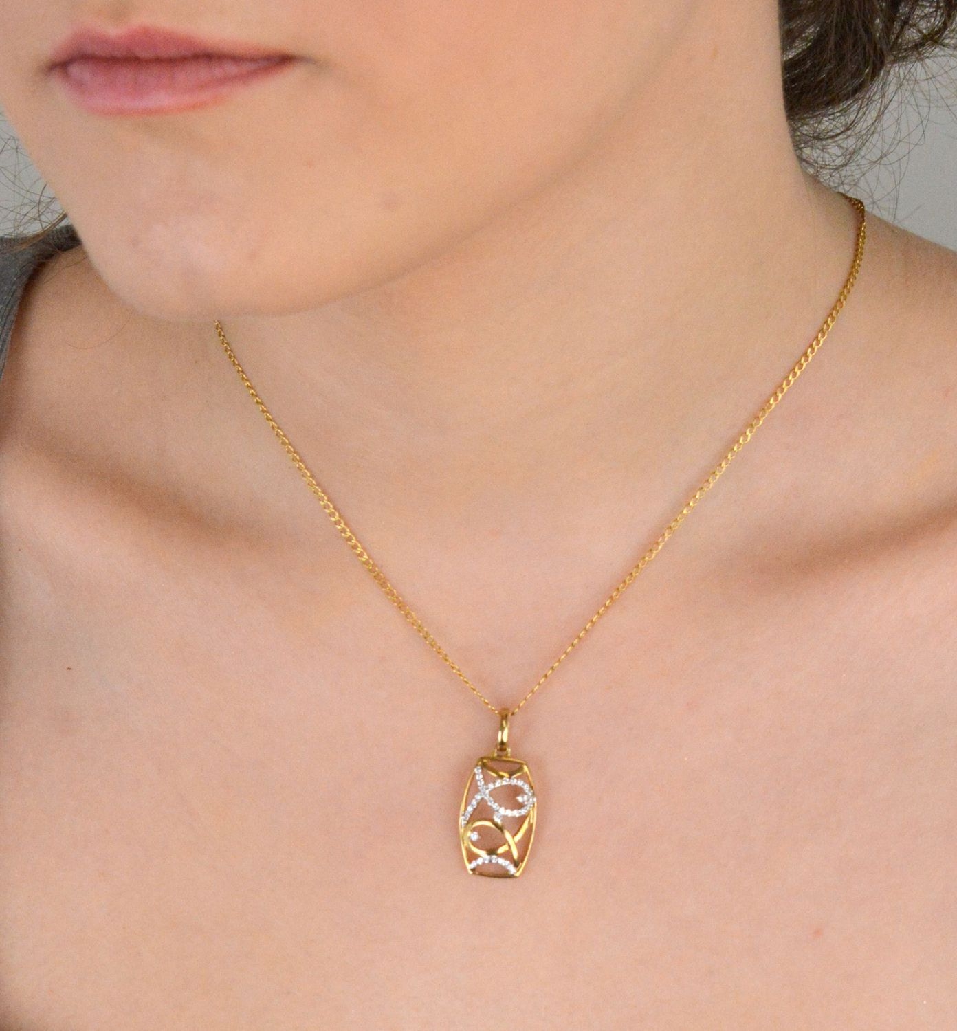 Zawieszka złota prostokątna zdobiona cyrkoniami próba 333, DIA-ZAW-1572-333 Elegancka złota zawieszka w kształcie prostokąta, ozdobiona błyszczącymi cyrkoniami.1.jpg