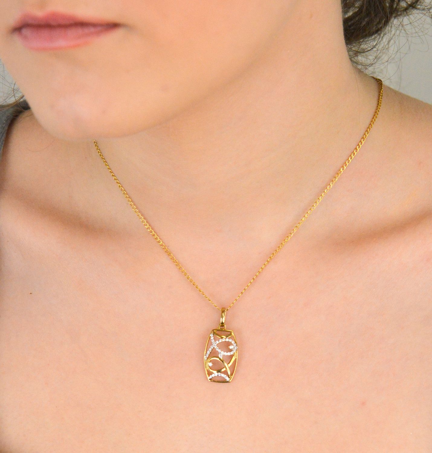 Zawieszka złota prostokątna zdobiona cyrkoniami próba 333, DIA-ZAW-1572-333 Elegancka złota zawieszka w kształcie prostokąta, ozdobiona błyszczącymi cyrkoniami.1.jpg