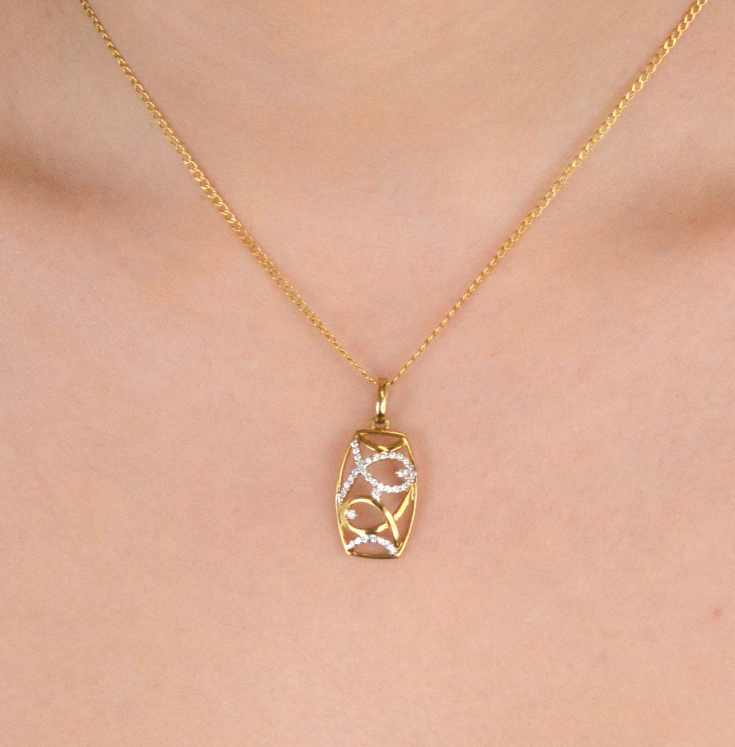 Zawieszka złota prostokątna zdobiona cyrkoniami próba 333, DIA-ZAW-1572-333 Elegancka złota zawieszka w kształcie prostokąta, ozdobiona błyszczącymi cyrkoniami.1.jpg