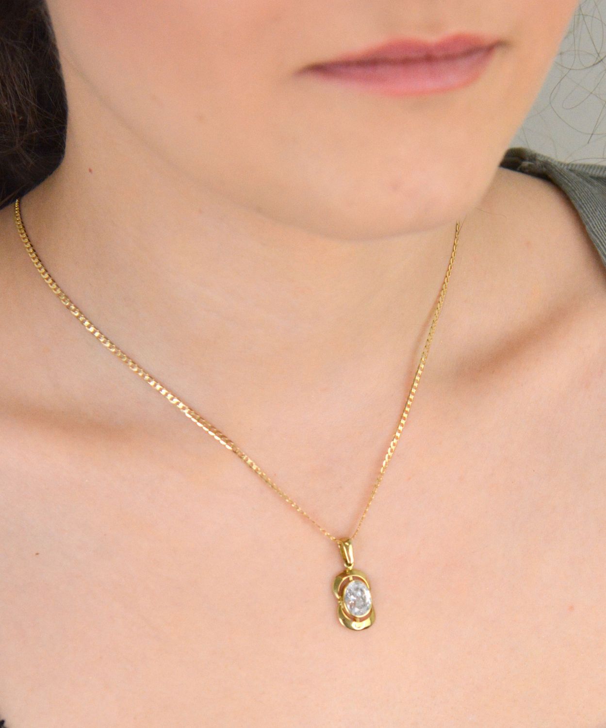 Złota zawieszka owalna z cyrkonią próba 333, DIA-ZAW-1573-333. 💎 Ta wyjątkowa złota zawieszka owalna to doskonałe połączenie ponadczasowego stylu i subtelnego blasku. Ozdobiona 1.jpg