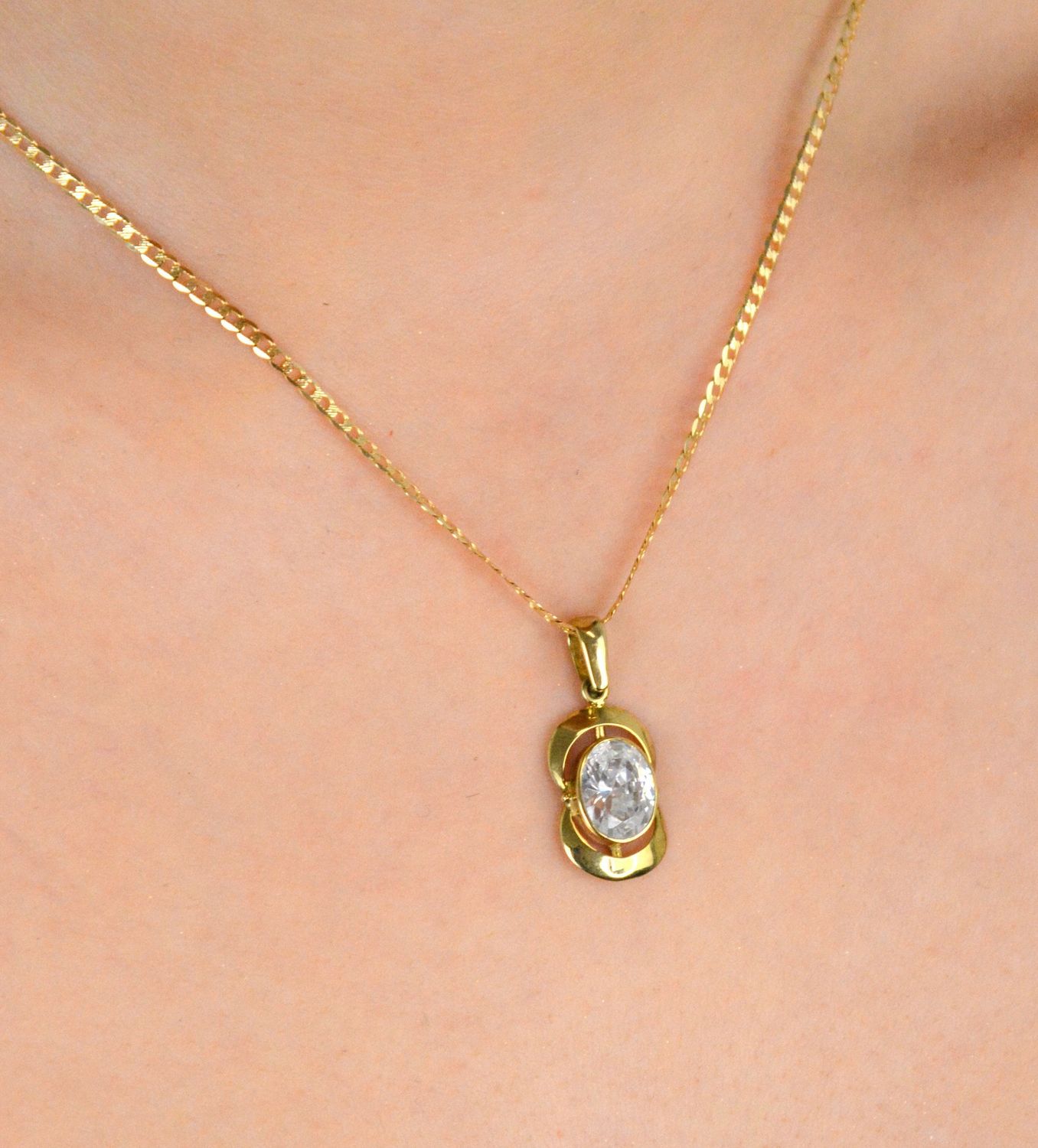 Złota zawieszka owalna z cyrkonią próba 333, DIA-ZAW-1573-333. 💎 Ta wyjątkowa złota zawieszka owalna to doskonałe połączenie ponadczasowego stylu i subtelnego blasku. Ozdobiona 1.jpg