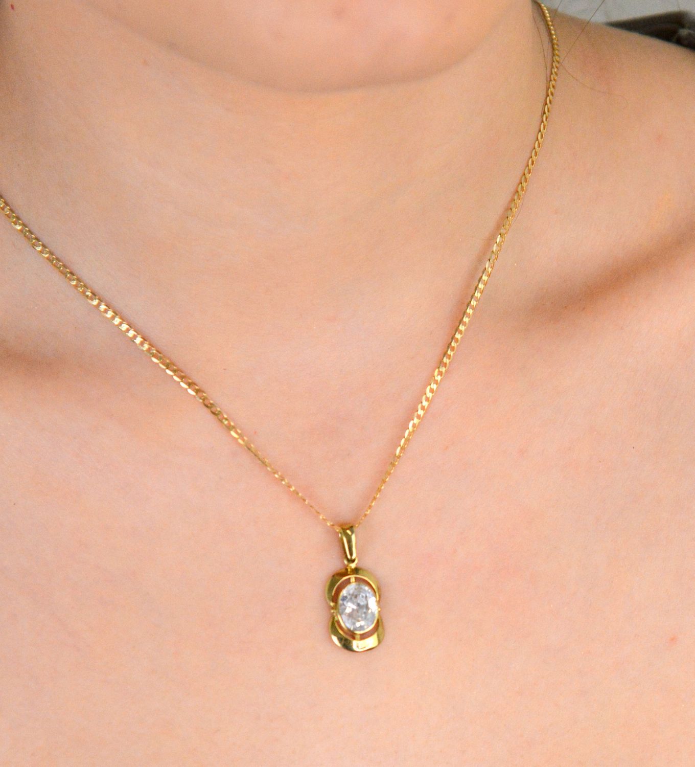 Złota zawieszka owalna z cyrkonią próba 333, DIA-ZAW-1573-333. 💎 Ta wyjątkowa złota zawieszka owalna to doskonałe połączenie ponadczasowego stylu i subtelnego blasku. Ozdobiona 1.jpg