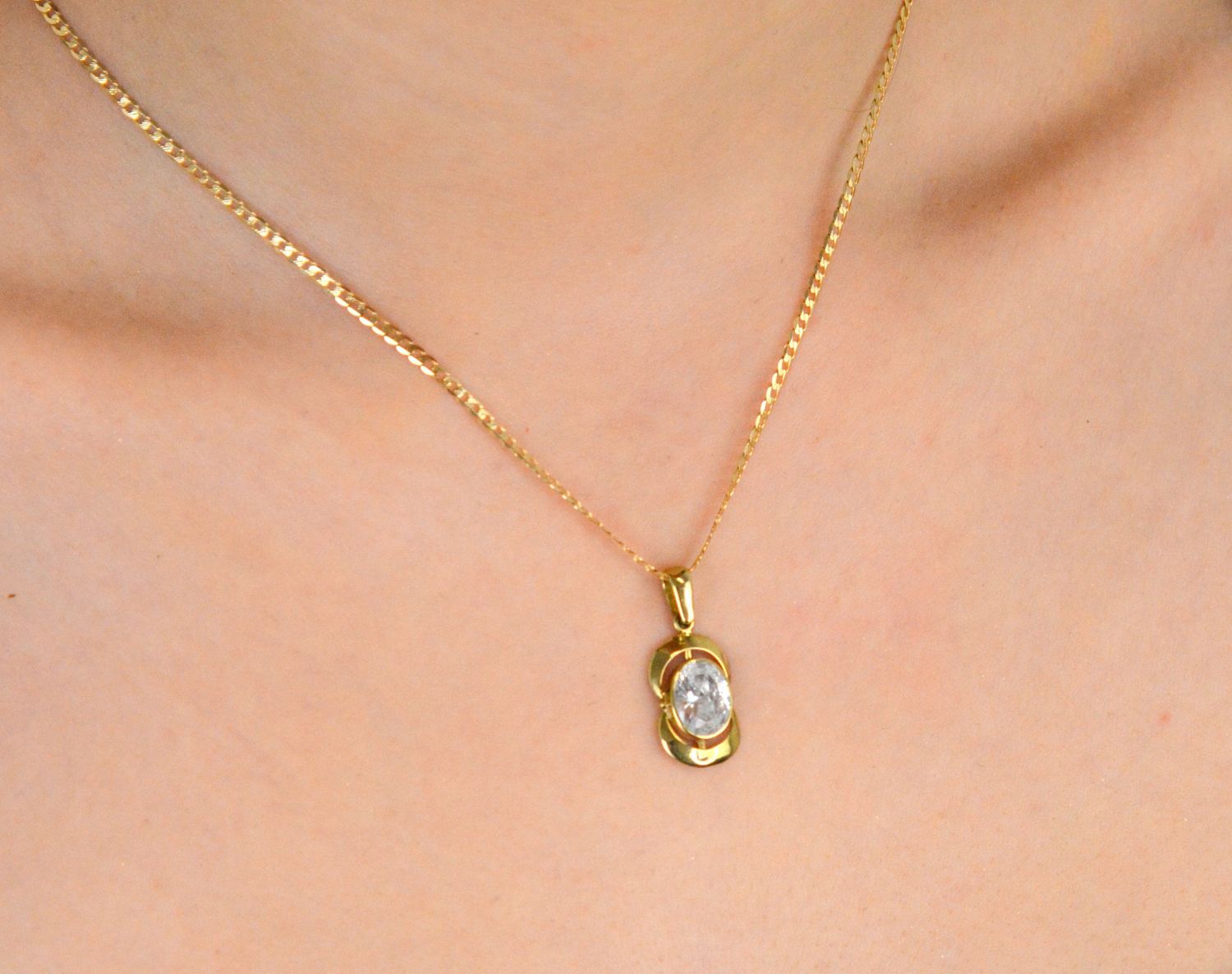 Złota zawieszka owalna z cyrkonią próba 333, DIA-ZAW-1573-333. 💎 Ta wyjątkowa złota zawieszka owalna to doskonałe połączenie ponadczasowego stylu i subtelnego blasku. Ozdobiona 1.jpg