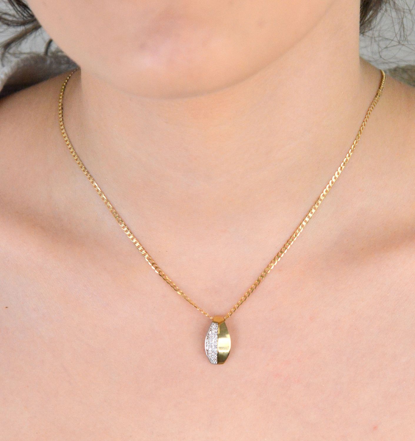 Zawieszka złota ozdobiona cyrkoniami próba 333, DIA-ZAW-1574-333. Zawieszka ozdobiona błyszczącymi cyrkoniami. Wisiorek został wykonany ze złota próby 333. Świetnie się sprawdzi na prezent.1.jpg