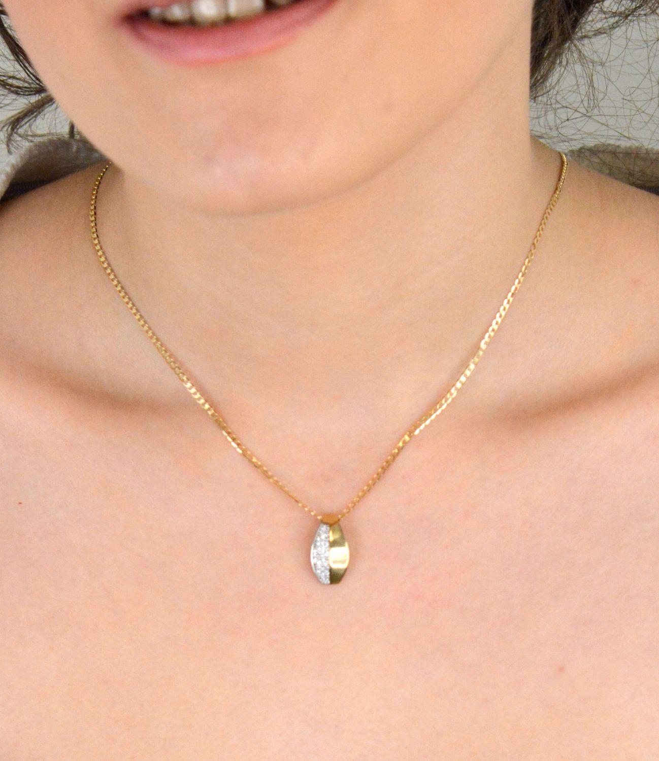 Zawieszka złota ozdobiona cyrkoniami próba 333, DIA-ZAW-1574-333. Zawieszka ozdobiona błyszczącymi cyrkoniami. Wisiorek został wykonany ze złota próby 333. Świetnie się sprawdzi na prezent.1.jpg