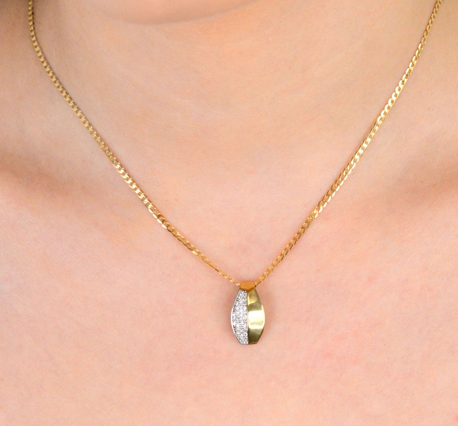 Zawieszka złota ozdobiona cyrkoniami próba 333, DIA-ZAW-1574-333. Zawieszka ozdobiona błyszczącymi cyrkoniami. Wisiorek został wykonany ze złota próby 333. Świetnie się sprawdzi na prezent.1.jpg