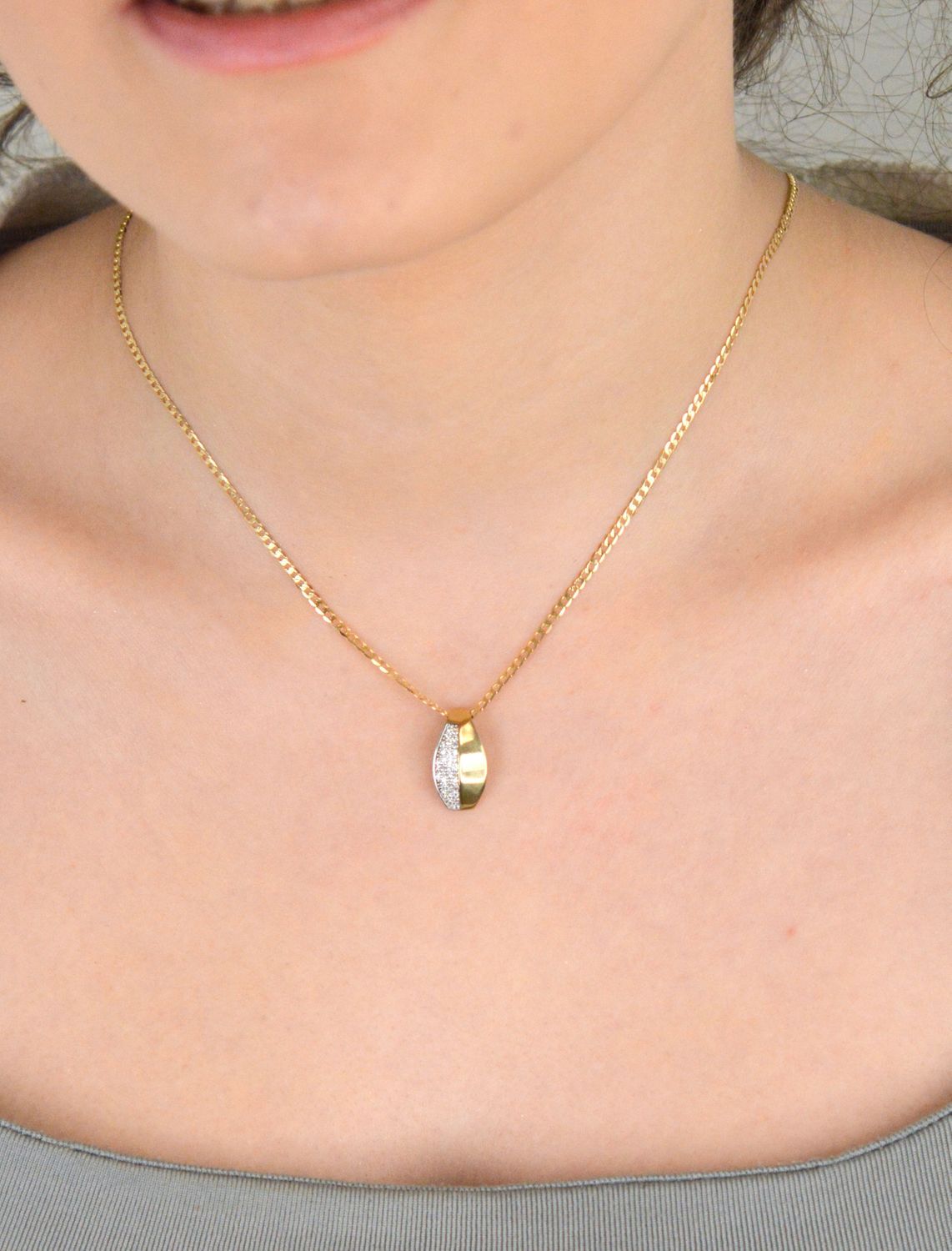 Zawieszka złota ozdobiona cyrkoniami próba 333, DIA-ZAW-1574-333. Zawieszka ozdobiona błyszczącymi cyrkoniami. Wisiorek został wykonany ze złota próby 333. Świetnie się sprawdzi na prezent.1.jpg