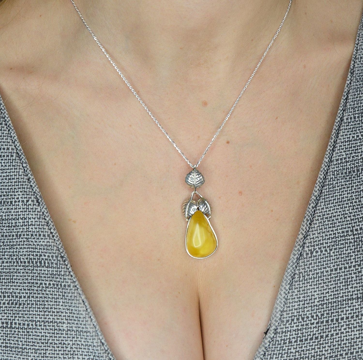 Zawieszka srebrna z bursztynem w mlecznym odcieniu DIA-ZAW-1694-925..jpg