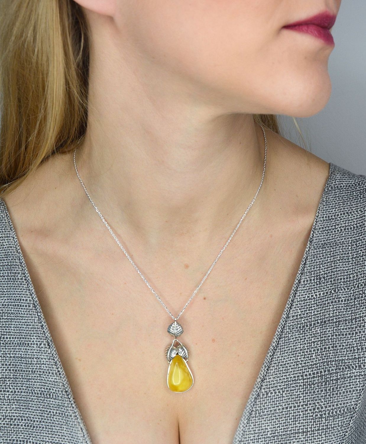 Zawieszka srebrna z bursztynem w mlecznym odcieniu DIA-ZAW-1694-925..jpg