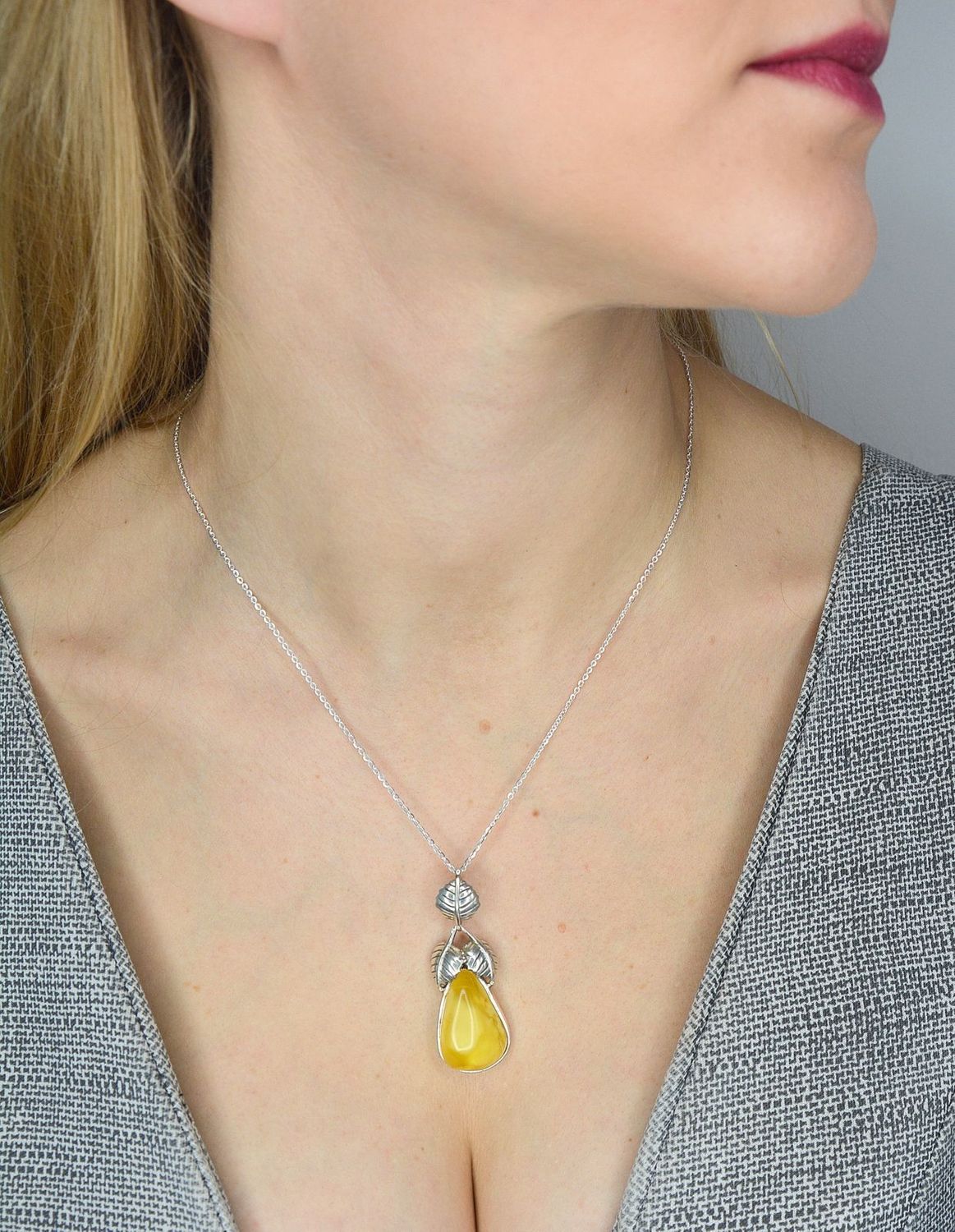 Zawieszka srebrna z bursztynem w mlecznym odcieniu DIA-ZAW-1694-925..jpg