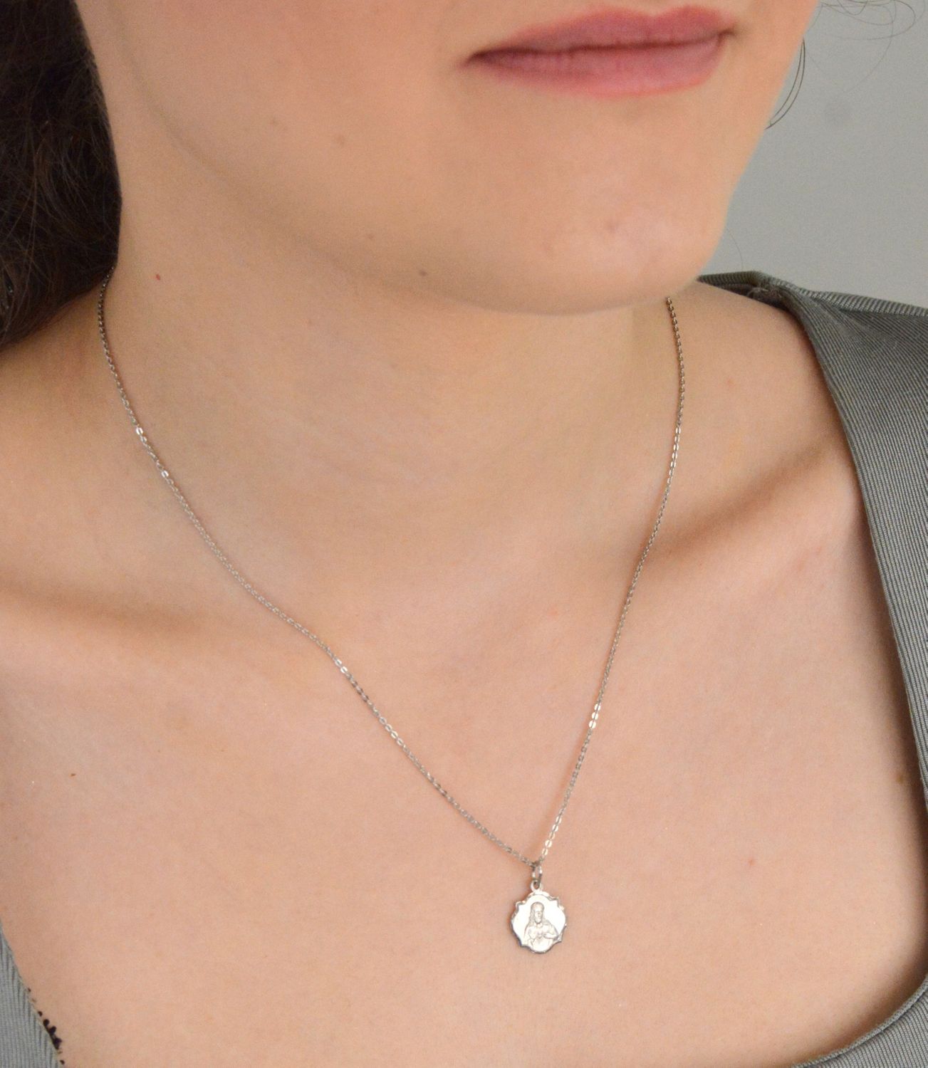 Szkaplerz medalik białe złoto 585 DIA-ZAW-1746B-585 Delikatny złoty medalik wykonany ze złota próby 585. Minimalistyczny dodatek, który pasuję do osoby w każdym wieku. 1.jpg